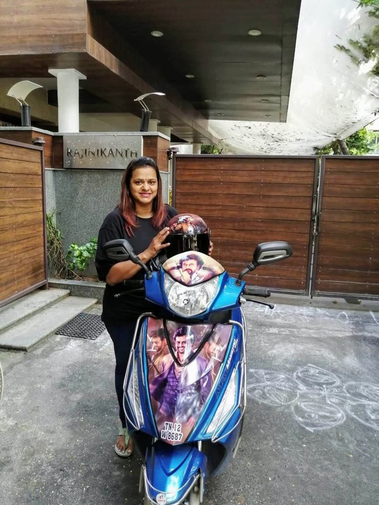 ரஜினி வீட்டின் முன்... தர்பார் ஸ்கூட்டரோடு ஜம்முனு போஸ் கொடுக்கும் ரசிகை ரஜினி வீட்டின் முன்... தர்பார் ஸ்கூட்டரோடு ஜம்முனு போஸ் கொடுக்கும் ரசிகை