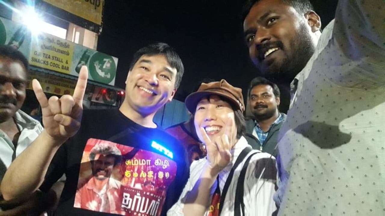 தர்பாரை வரவேற்ற வெளிநாட்டு ரசிகர்கள் தர்பாரை வரவேற்ற வெளிநாட்டு ரசிகர்கள்