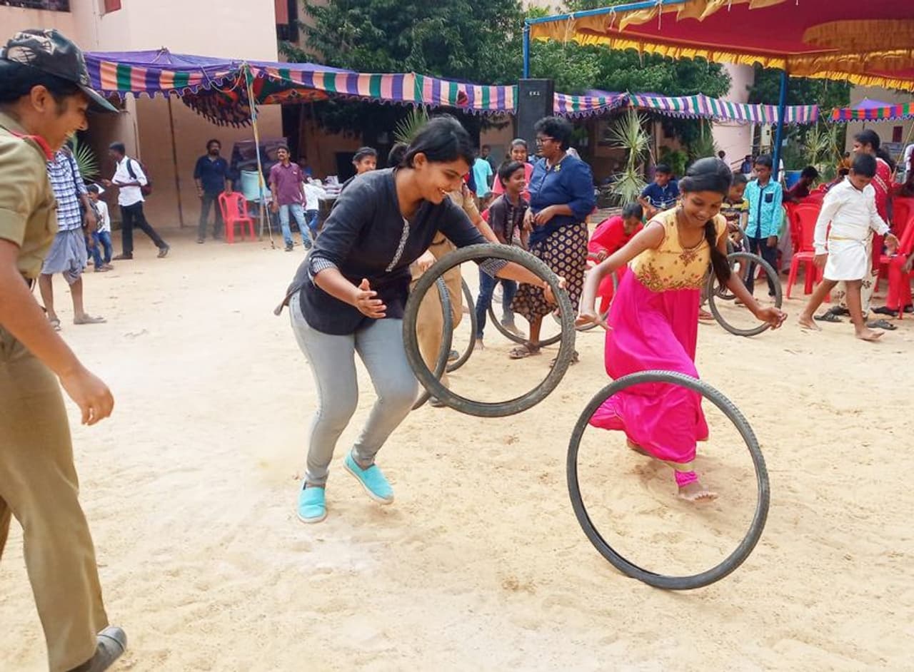 வெயிலில் சந்து சந்தாக... டயர் ஓட்டி விளையாடியது நினைவிருக்கிறதா? வெயிலில் சந்து சந்தாக... டயர் ஓட்டி விளையாடியது நினைவிருக்கிறதா?