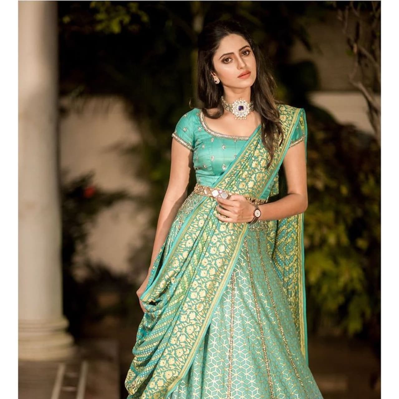 பச்சை நிற உடையில் அசால்ட் செய்யும் ஆயிஷா பச்சை நிற உடையில் அசால்ட் செய்யும் ஆயிஷா