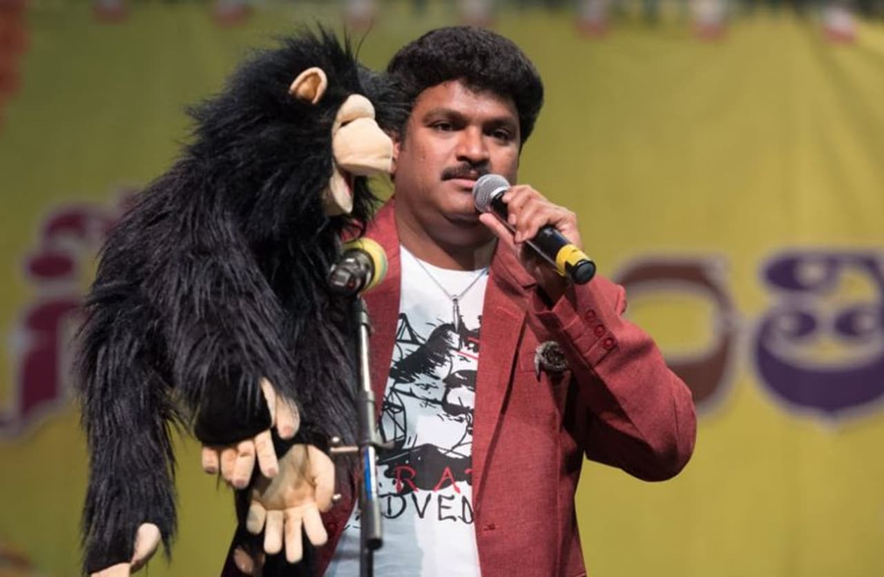 టాలీవుడ్ లో కమెడియన్ గా, మిమిక్రీ ఆర్టిస్ట్ గా గుర్తింపు తెచ్చుకున్నాడు శివారెడ్డి. ఎన్నో సినిమాలలో, స్టేజ్ లపై సెలబ్రిటీల వాయిస్ మిమిక్రీ చేసి నవ్వించాడు. నటుడిగా మంచి పేరు తెచ్చుకున్న శివారెడ్డి ఈ మధ్యకాలంలో సినిమాల్లో కనిపించడం లేదు. తనను కావాలనే ఇండస్ట్రీలో తొక్కేశారని ఇతడ్రు చేస్తోన్న కామెంట్స్ ఇప్పుడు వైరల్ గా మారాయి.