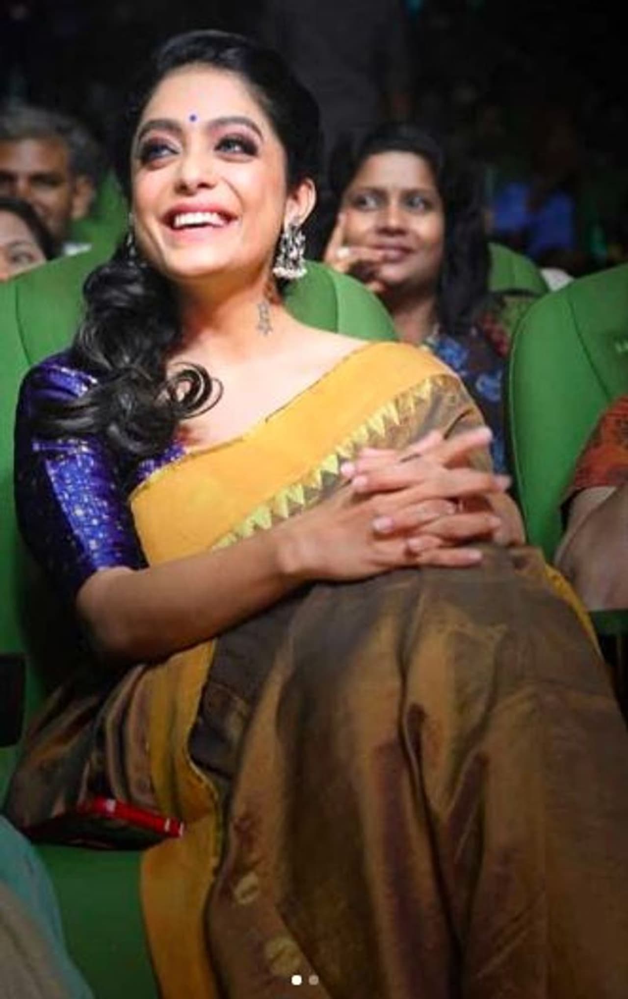 கால் மேல் கால் போட்டு கெத்து காட்டும் அபிராமி