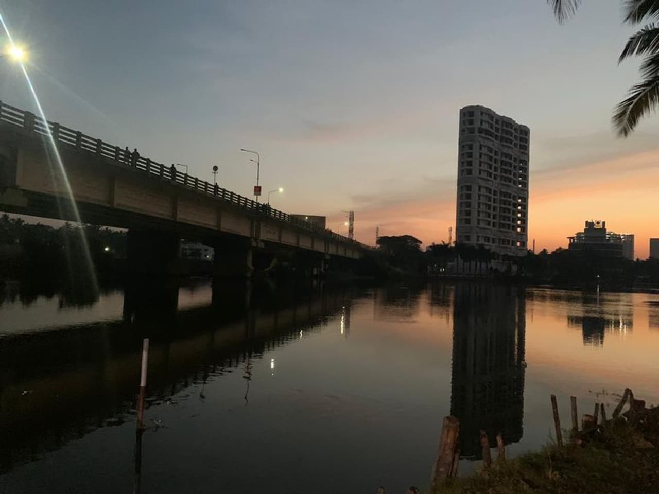 ഹൈക്കോടതി മുതൽ സുപ്രീം കോടതി വരെ മരട് ഫ്ലാറ്റ് കേസ് കയറിയിറങ്ങിയത് പതിമൂന്നു വർഷമാണ്. നാനൂറോളം കുടുംബങ്ങൾക്ക് വീടായിരുന്ന മരടിലെ നാല് കെട്ടിടങ്ങളില് മൂന്നെണ്ണമാണ് ഇന്ന് നിലം പൊത്തിയത്. ഹൈക്കോടതി മുതൽ സുപ്രീം കോടതി വരെ മരട് ഫ്ലാറ്റ് കേസ് കയറിയിറങ്ങിയത് പതിമൂന്നു വർഷമാണ്. നാനൂറോളം കുടുംബങ്ങൾക്ക് വീടായിരുന്ന മരടിലെ നാല് കെട്ടിടങ്ങളില് മൂന്നെണ്ണമാണ് ഇന്ന് നിലം പൊത്തിയത്.