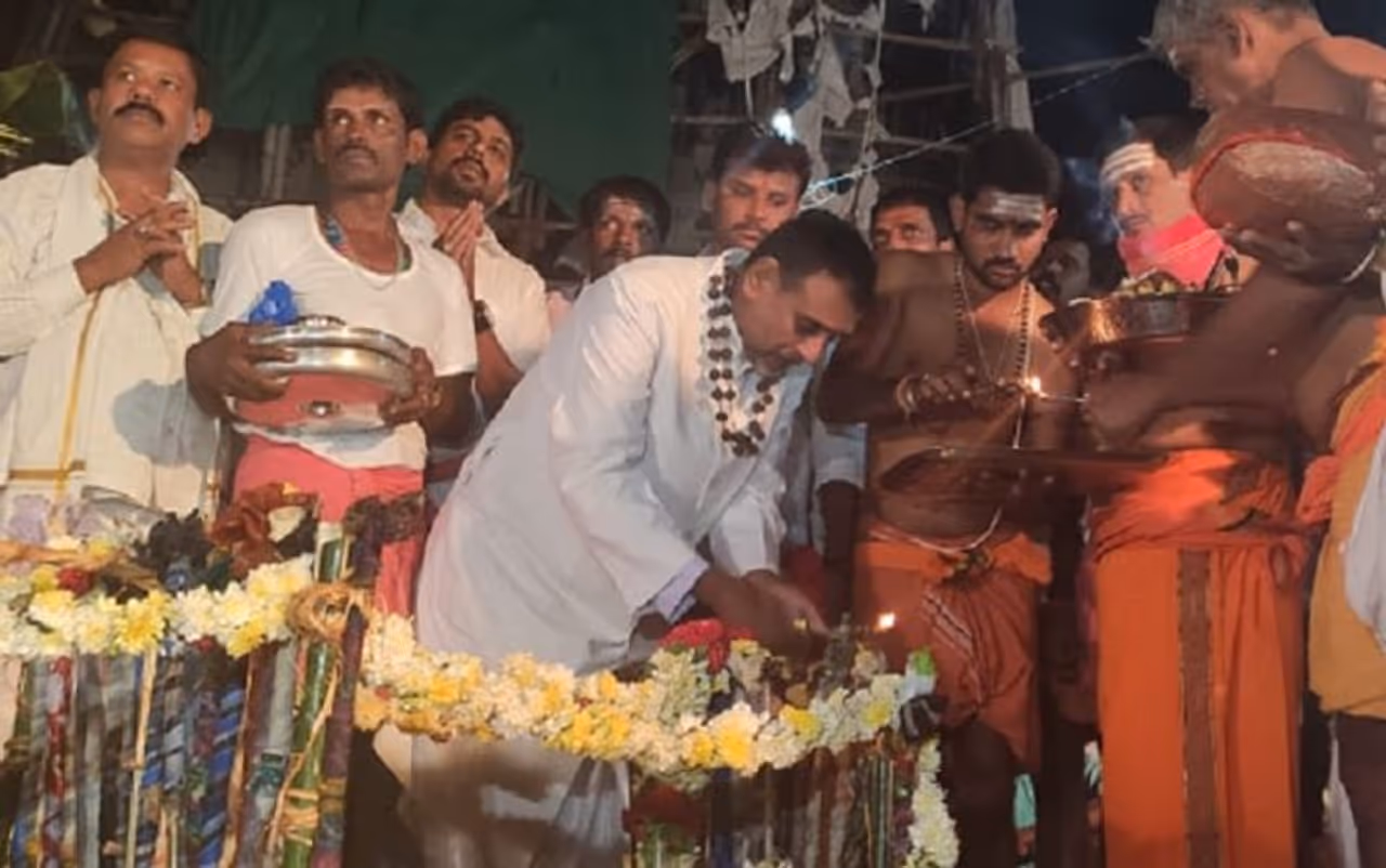 ಹನೂರು ಕ್ಷೇತ್ರ ವ್ಯಾಪ್ತಿಯಲ್ಲಿ ಐದು ದಿನಗಳ ಕಾಲ ಜರುಗುವ ಚಿಕ್ಕಲ್ಲೂರು ಜಾತ್ರೆಯ ಮೊದಲ ದಿನ ಚಂದ್ರಮಂಡಲೋತ್ಸವವನ್ನು ಶುಕ್ರವಾರ ರಾತ್ರಿ ಬೊಪ್ಪೇಗೌಡನ ಪುರದ ಧರೆಗೆ ದೊಡ್ಡವರ ಸಂಸ್ಥಾನದ ಚನ್ನರಾಜೇ ಅರಸು ಅವರು ಕರ್ಪೂರದ ಆರತಿ ಬೆಳಗಿ ಚಂದ್ರಮಂಡಲೋತ್ಸವಕ್ಕೆ ಚಾಲನೆ ನೀಡಿದ್ದಾರೆ.