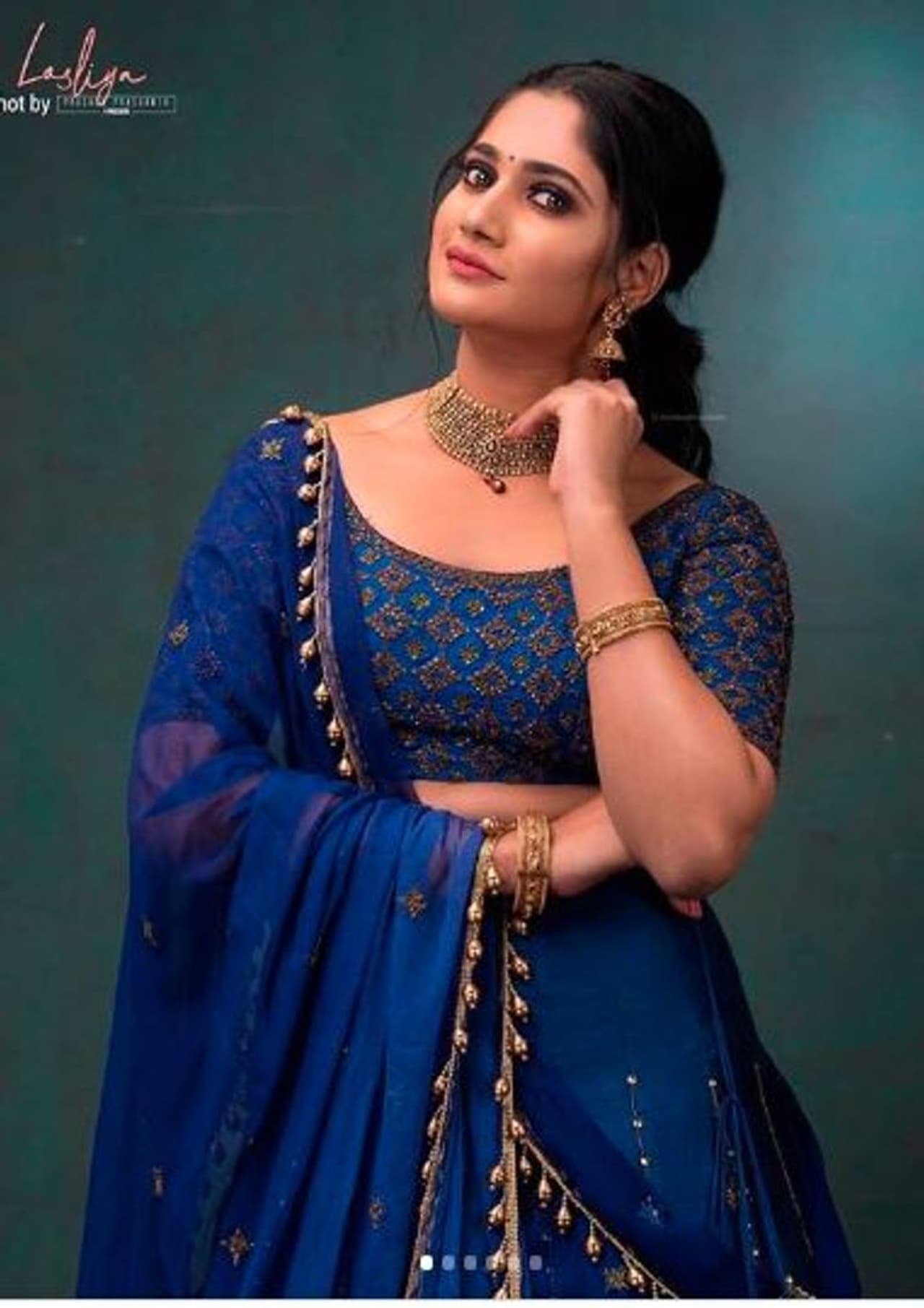 கழுத்தில் கை வைத்து கிளாஸ்சி லுக் கழுத்தில் கை வைத்து கிளாஸ்சி லுக்