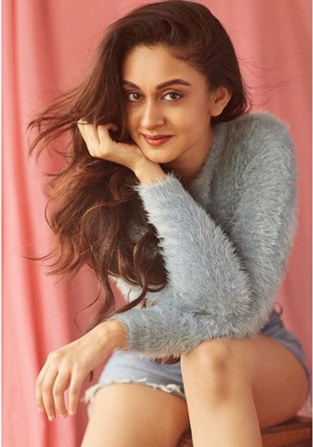 ஹாட் உடையில் குறு குறு பார்வை