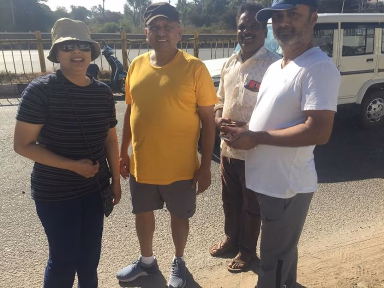 ಬೆಳಗಾವಿ ಜಿಲ್ಲೆಯ ಖಾನಾಪುರ ಕ್ಷೇತ್ರದ ಕಾಂಗ್ರೆಸ್ ಶಾಸಕಿ ಅಂಜಲಿ ನಿಂಬಾಳ್ಕರ್ ತಿರುಪತಿಗೆ ಪಾದಯಾತ್ರೆ ಕೈಗೊಂಡಿದ್ದಾರೆ. ಬೆಳಗಾವಿ ಜಿಲ್ಲೆಯ ಖಾನಾಪುರ ಕ್ಷೇತ್ರದ ಕಾಂಗ್ರೆಸ್ ಶಾಸಕಿ ಅಂಜಲಿ ನಿಂಬಾಳ್ಕರ್ ತಿರುಪತಿಗೆ ಪಾದಯಾತ್ರೆ ಕೈಗೊಂಡಿದ್ದಾರೆ.