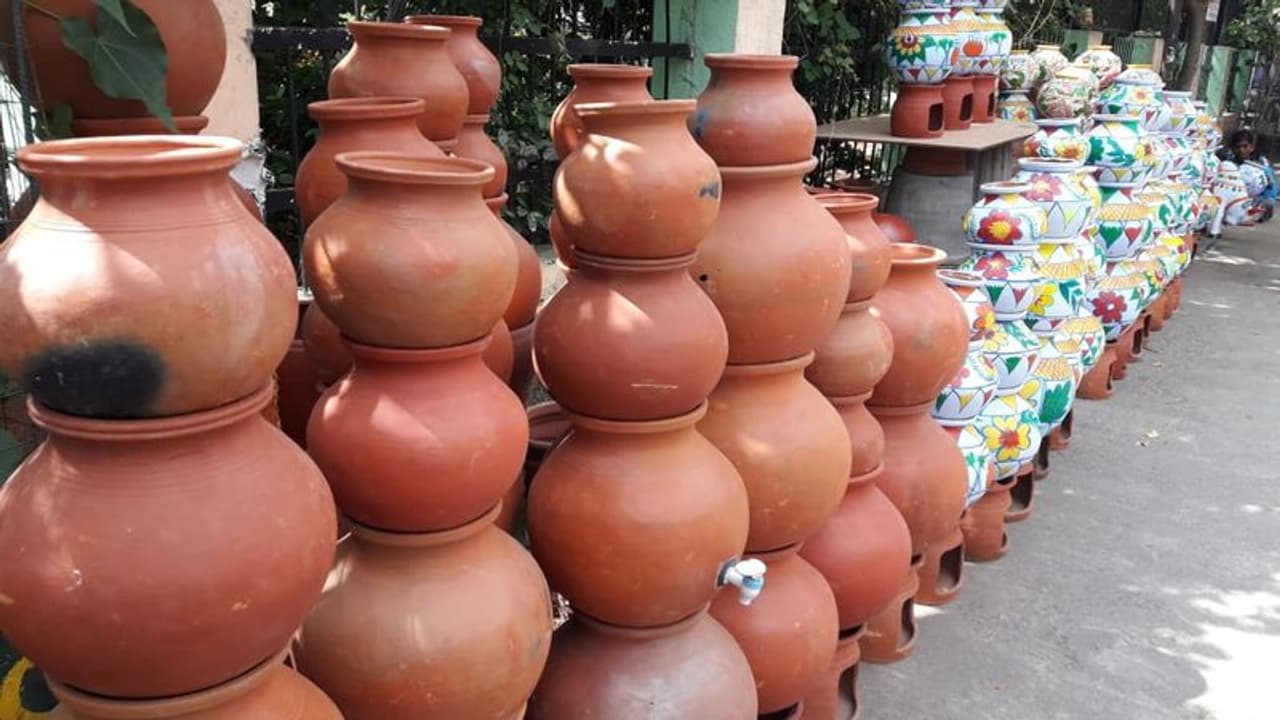 <p>ಬೇಸಿಗೆಯಲ್ಲಿ ಹಲವು&nbsp;ಬಾರಿ ಮಣ್ಣು ಅಥವಾ ಮಟ್ಕಾ ನೀರು ಕುಡಿಯಬೇಕು. ಇಂದು, ಬಹುತೇಕ ಪ್ರತಿಯೊಂದೂ ಮನೆಯಲ್ಲೂ ರೆಫ್ರಿಜರೇಟರ್‌ಗಳನ್ನು ಬಳಸುತ್ತಿರುವಾಗ, ಮಣ್ಣಿನ ಮಡಿಕೆಗಳ ಬಳಕೆ ಕಡಿಮೆಯಾಗಿದೆ. ಆದರೆ ಆರೋಗ್ಯದ ದೃಷ್ಟಿಯಿಂದ ಮಣ್ಣಿನ ಮಡಿಕೆಯಲ್ಲಿಟ್ಟ ನೀರು ಕುಡಿಯುವುದು ಉತ್ತಮ. ಅದರ ಪ್ರಯೋಜನಗಳ ಬಗ್ಗೆ ತಿಳಿಯಿರಿ.</p>