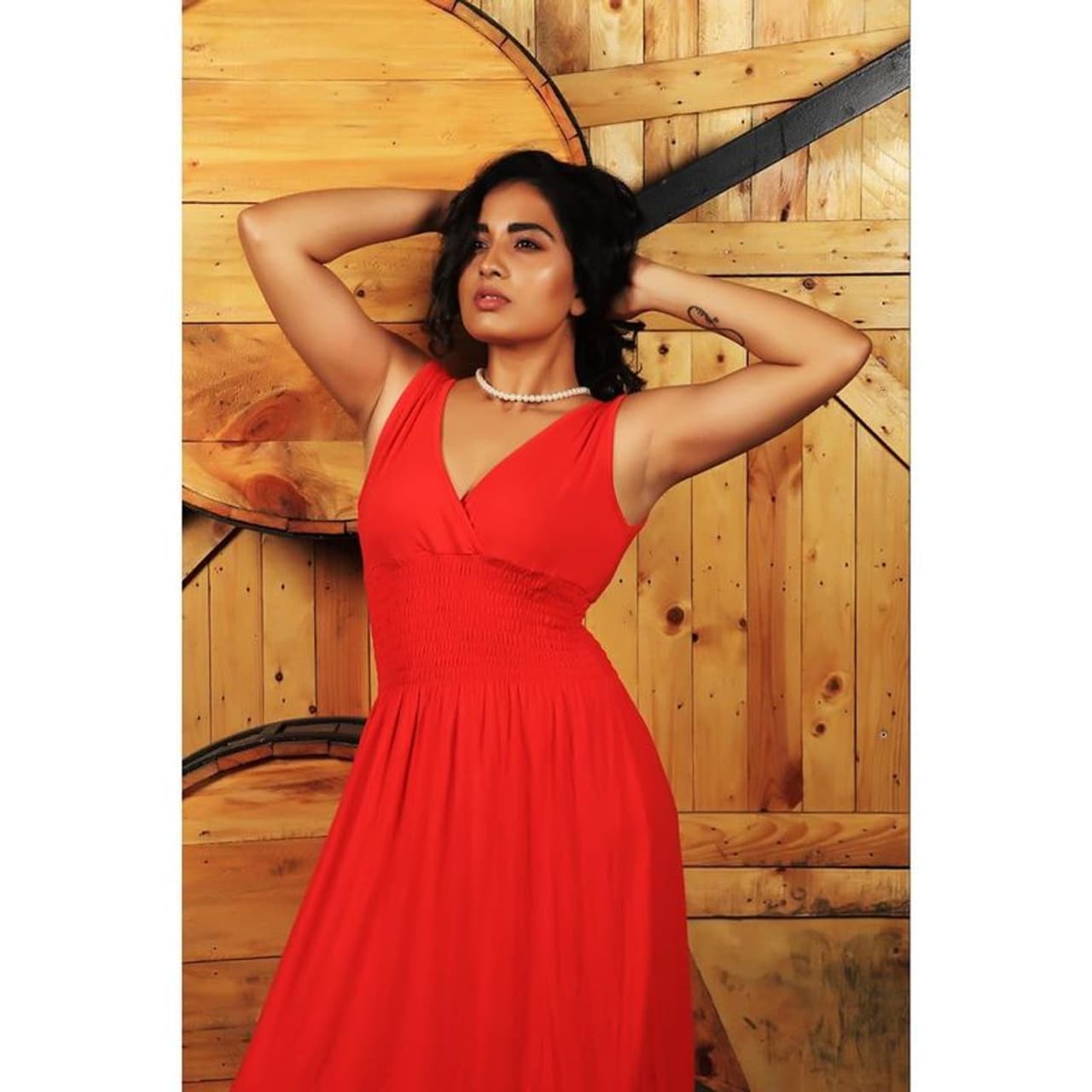 சிவப்பு நிற உடையில் கிக்கேற்றும் ஸ்ருஷ்டி டாங்கே சிவப்பு நிற உடையில் கிக்கேற்றும் ஸ்ருஷ்டி டாங்கே