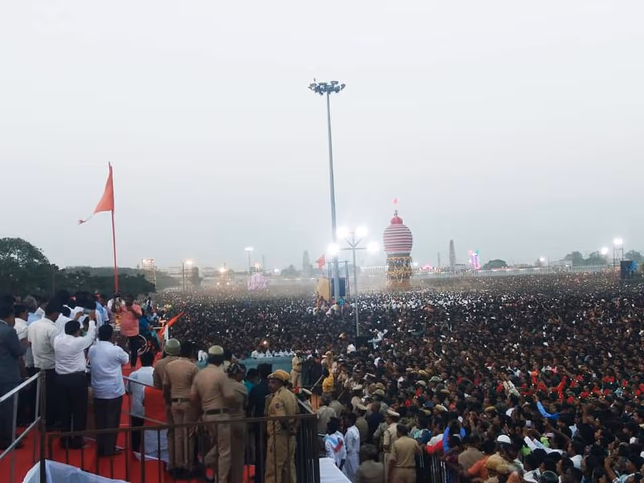 2ನೇ ಕುಂಭಮೇಳ ಎಂದೇ ಕರೆಸಿಕೊಳ್ಳುವ ಕೊಪ್ಪಳದ ಶ್ರೀ ಗವಿಸಿದ್ದೇಶ್ವರ ಮಹಾರಥೋತ್ಸವ ಇಂದು [ಭಾನುವಾರ] ಅದ್ದೂರಿಯಾಗಿ ಜರುಗಿತು.