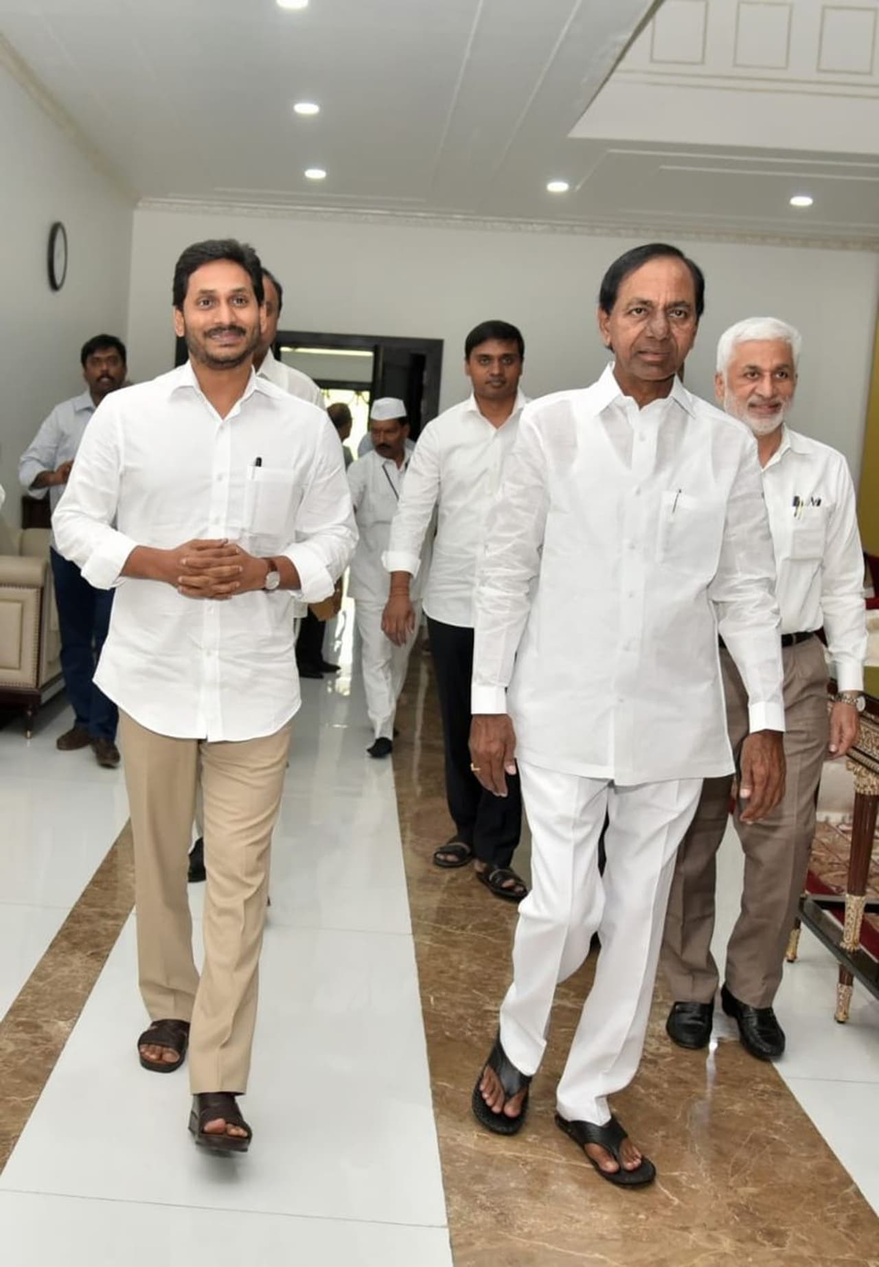 ప్రగతి భవన్ లోకి జగన్ ను ఆహ్వానిస్తున్న కేసీఆర్ ప్రగతి భవన్ లోకి జగన్ ను ఆహ్వానిస్తున్న కేసీఆర్