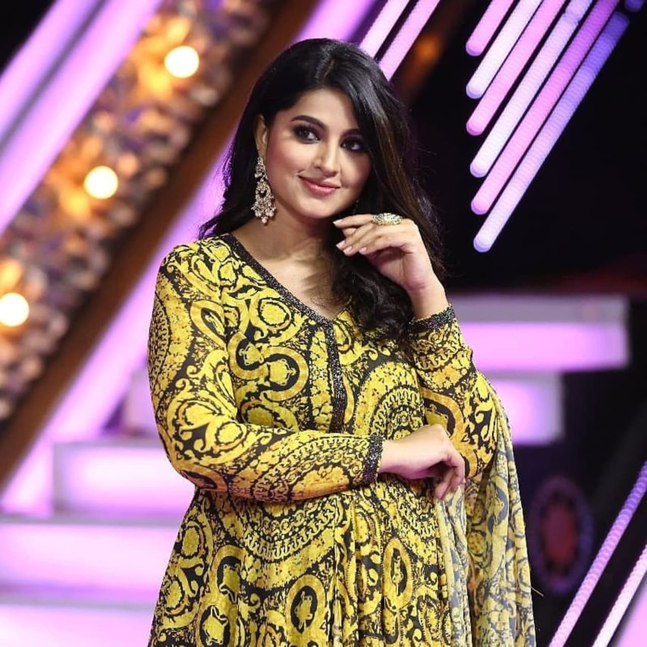 சைடு லுக் போட்டோவில் கலக்கும் சினேகா சைடு லுக் போட்டோவில் கலக்கும் சினேகா