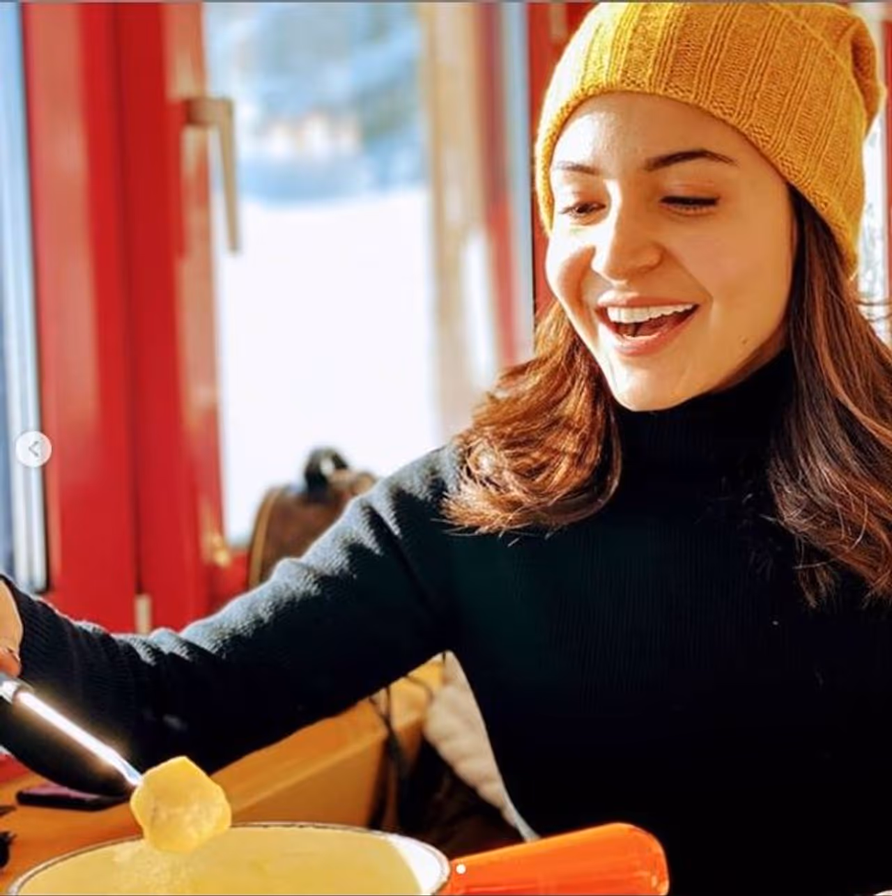 ಬಾಲಿವುಡ್‌ನಲ್ಲಿ ಬಯೋಪಿಕ್‌ಗಳ ಹಂಗಾಮ ಶುರುವಾಗಿದೆ. ವಿರಾಟ್ ಕೊಹ್ಲಿ ಪತ್ನಿ ಅನುಷ್ಕಾ ಬ್ಯಾಟ್ ಹಿಡಿದು ಫೀಲ್ಡಿಗಿಳಿದಿದ್ದಾರೆ.