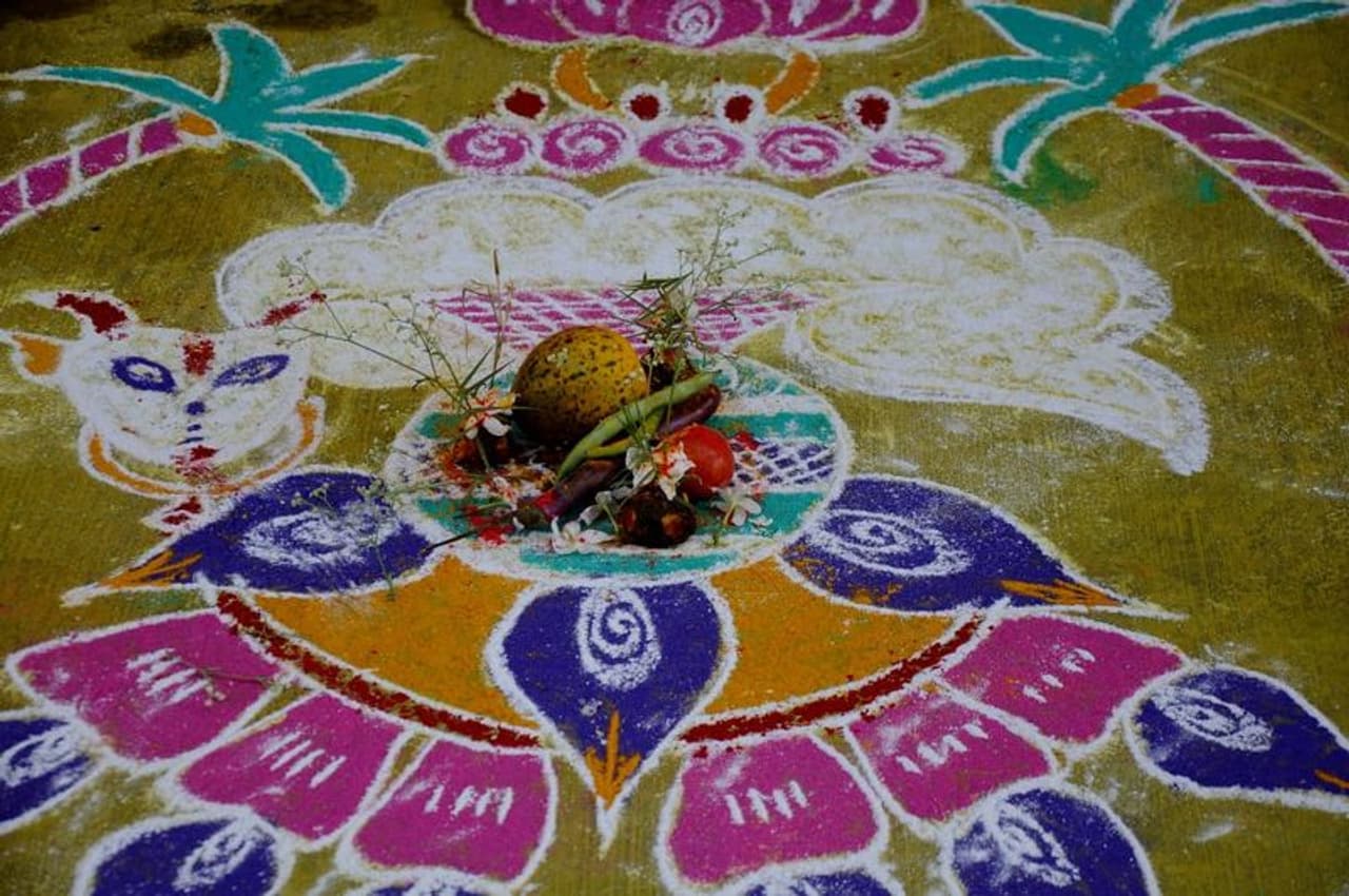 <p>ಮಕರ ಸಂಕ್ರಾಂತಿಯ ದಿನ ಸ್ನಾನ, ದಾನ ಧರ್ಮ ಮುಂತಾದ ಕಾರ್ಯಗಳಿಗೆ ವಿಶೇಷ ಮಹತ್ವವಿದೆ. ಈ ದಿನದಂದು ಮಾಡಿದ ದೇಣಿಗೆ ಅಥವಾ ದಾನ ಅತ್ಯಮೂಲ್ಯವಾಗಿರುತ್ತದೆ. ಈ ದಿನ ಶನಿದೇವರಿಗೆ ಬೆಳಕನ್ನು ದಾನ ಮಾಡುವುದು ಕೂಡ ಶುಭಕರ. ಮಕರ ಸಂಕ್ರಾಂತಿಯ ದಿನ ದಾನ ಮಾಡುವುದರಿಂದ ಸುಖ ಸಮೃದ್ಧಿ ಮತ್ತು ಸಂಪತ್ತಿನ ಆಗಮನ ಆಗುತ್ತದೆ ಎನ್ನಲಾಗುತ್ತದೆ.&nbsp;</p>