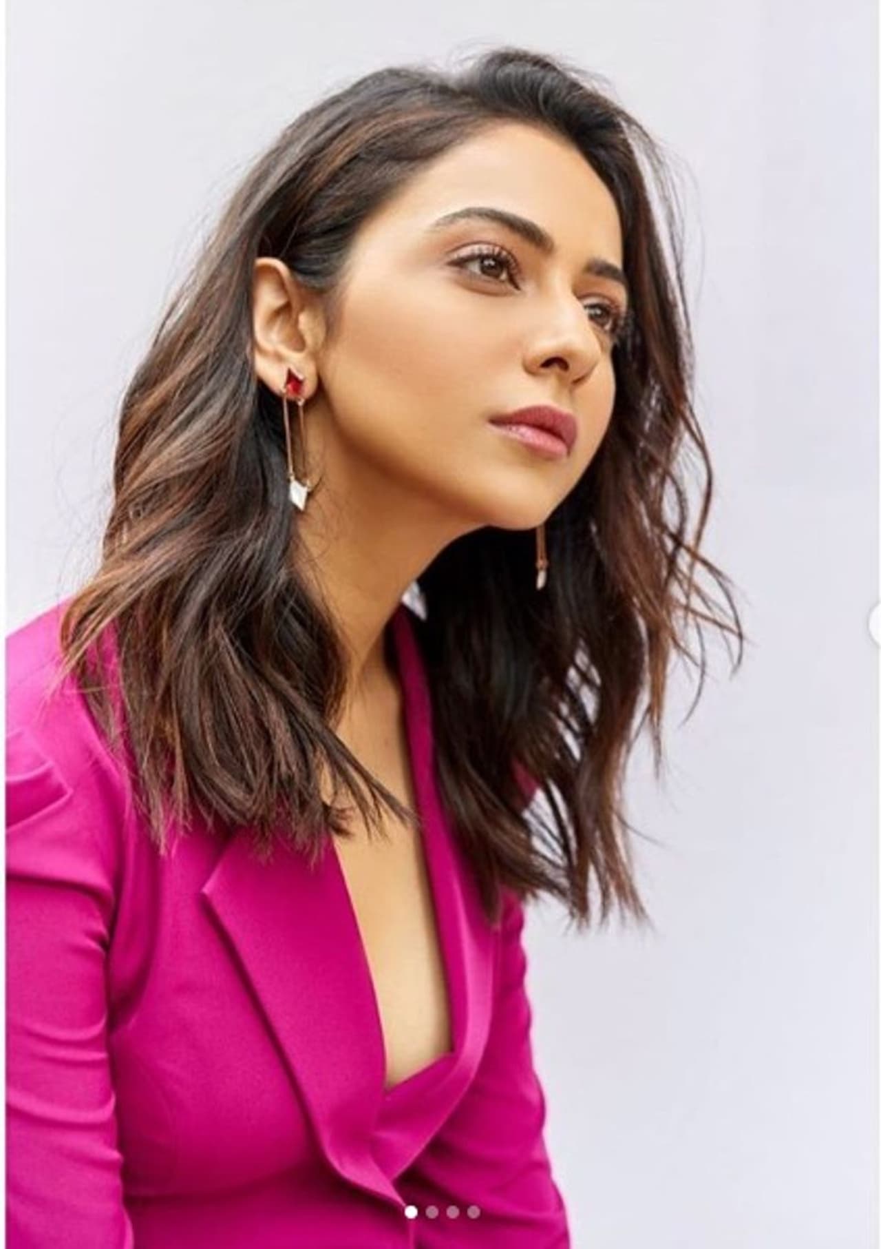 கவர்ச்சியான கண்களால் சுண்டி இழுக்கும் ரகுல் கவர்ச்சியான கண்களால் சுண்டி இழுக்கும் ரகுல்