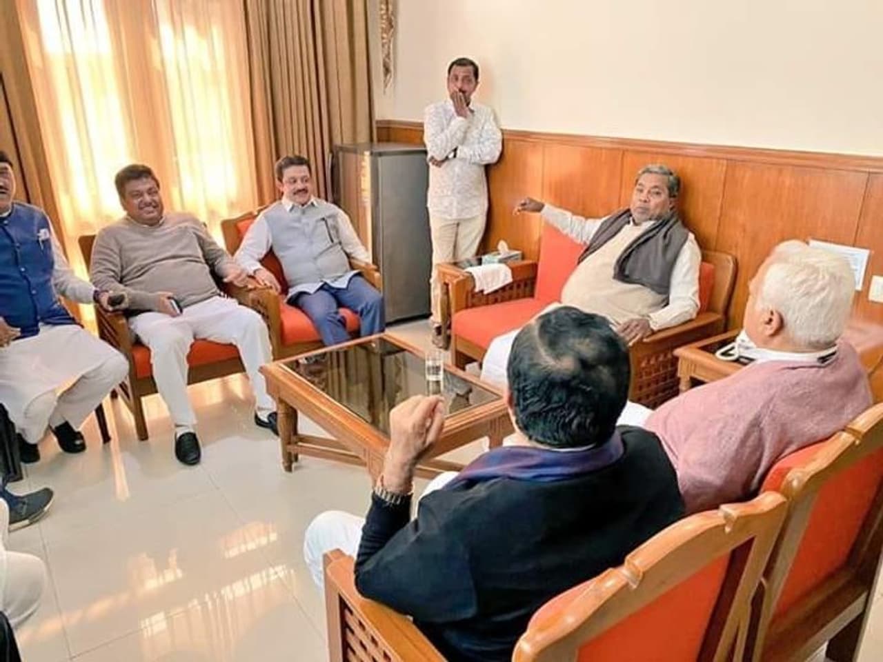 ಹೈಕಮಾಂಡ್ಗೆ ಕಗ್ಗಂಟಾಗಿರುವ ಕೆಪಿಸಿಸಿ ಅಧ್ಯಕ್ಷ ಆಯ್ಕೆ ಸಂಬಂಧ ಸೋನಿಯಾ ಗಾಂಧಿ ಭೇಟಿಗೂ ಮುನ್ನ ರಾಜ್ಯ ಕಾಂಗ್ರೆಸ್ ನಾಯಕರ ಜೊತೆಗೆ ಸಿದ್ದರಾಮಯ್ಯನವರು. ಹೈಕಮಾಂಡ್ಗೆ ಕಗ್ಗಂಟಾಗಿರುವ ಕೆಪಿಸಿಸಿ ಅಧ್ಯಕ್ಷ ಆಯ್ಕೆ ಸಂಬಂಧ ಸೋನಿಯಾ ಗಾಂಧಿ ಭೇಟಿಗೂ ಮುನ್ನ ರಾಜ್ಯ ಕಾಂಗ್ರೆಸ್ ನಾಯಕರ ಜೊತೆಗೆ ಸಿದ್ದರಾಮಯ್ಯನವರು.