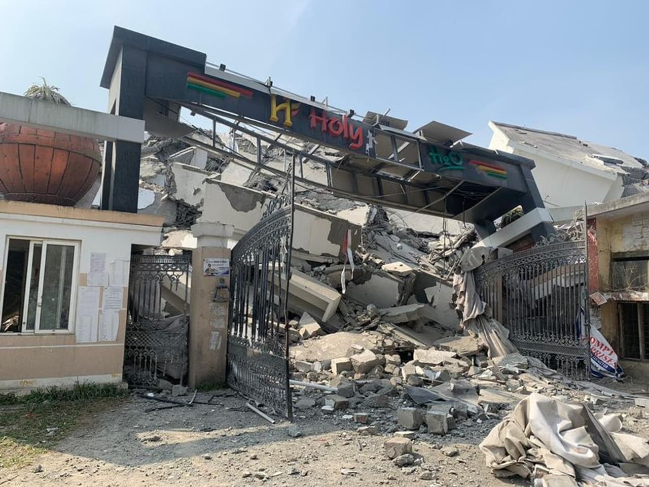 ഇന്നലെ അശാസ്ത്രീയമായി അവശിഷ്ടങ്ങൾ വേർതിരിച്ചു തുടങ്ങിയപ്പോൾ ഉയർന്ന പൊടി കാരണം നാട്ടുകാർക്ക് ആരോഗ്യ പ്രശ്നങ്ങൾ റിപ്പോർട്ട് ചെയ്തിരുന്നു. ഇതേ തുടർന്നാണ് വെള്ളം തളിച്ച ശേഷം മാത്രം ഇന്ന് ജോലികൾ വീണ്ടും തുടങ്ങിയാൽ മതിയെന്ന് തീരുമാനിച്ചത്. ഇന്നലെ അശാസ്ത്രീയമായി അവശിഷ്ടങ്ങൾ വേർതിരിച്ചു തുടങ്ങിയപ്പോൾ ഉയർന്ന പൊടി കാരണം നാട്ടുകാർക്ക് ആരോഗ്യ പ്രശ്നങ്ങൾ റിപ്പോർട്ട് ചെയ്തിരുന്നു. ഇതേ തുടർന്നാണ് വെള്ളം തളിച്ച ശേഷം മാത്രം ഇന്ന് ജോലികൾ വീണ്ടും തുടങ്ങിയാൽ മതിയെന്ന് തീരുമാനിച്ചത്.