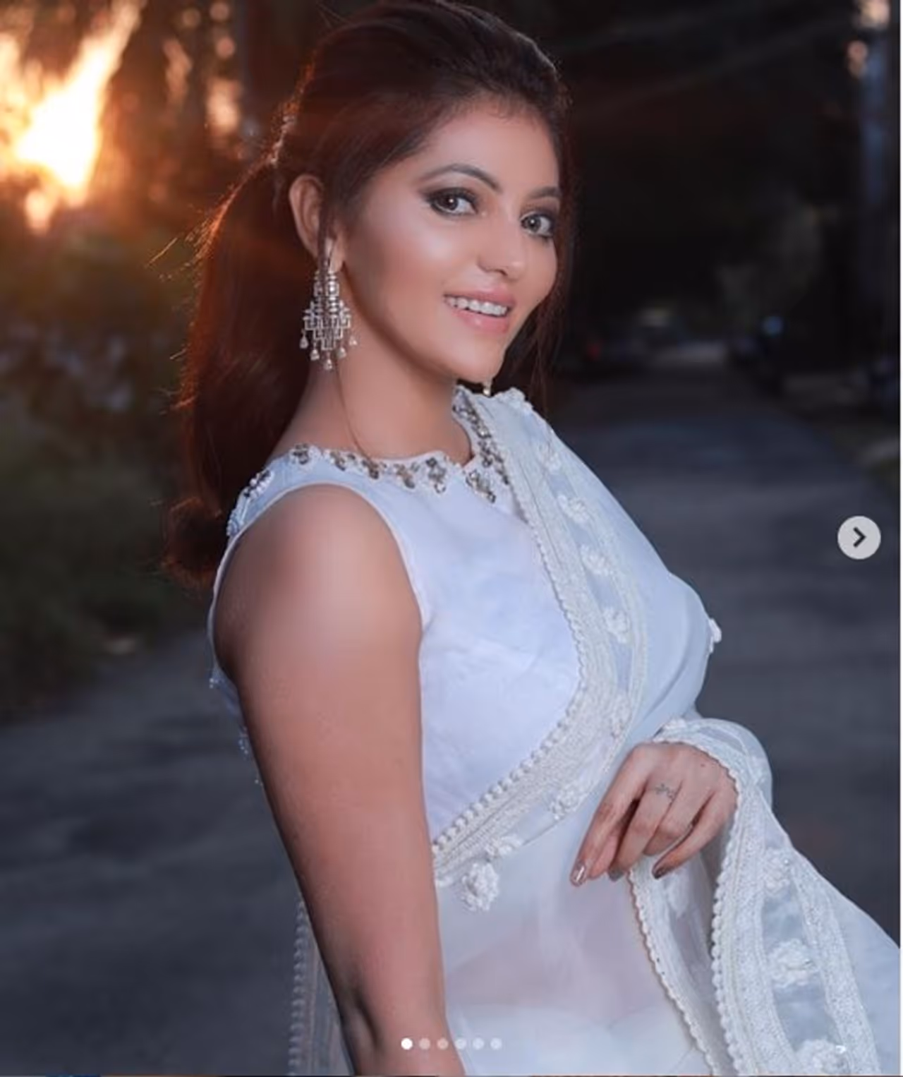 வெள்ளை நிற சேலையில் வேற லெவல் அழகு வெள்ளை நிற சேலையில் வேற லெவல் அழகு