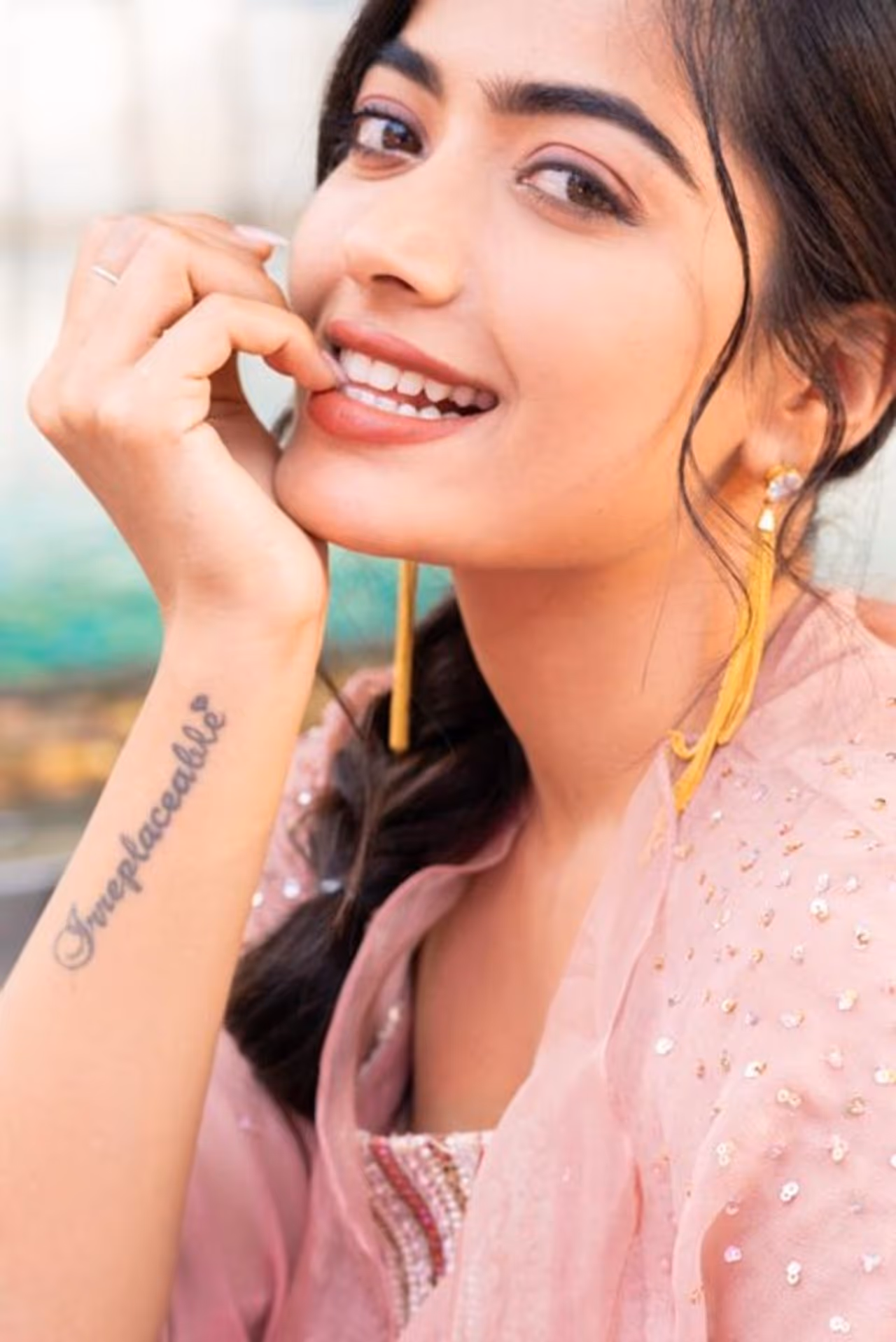 விரலை கடித்தபடி வெட்கப்படும் ராஷ்மிகா விரலை கடித்தபடி வெட்கப்படும் ராஷ்மிகா