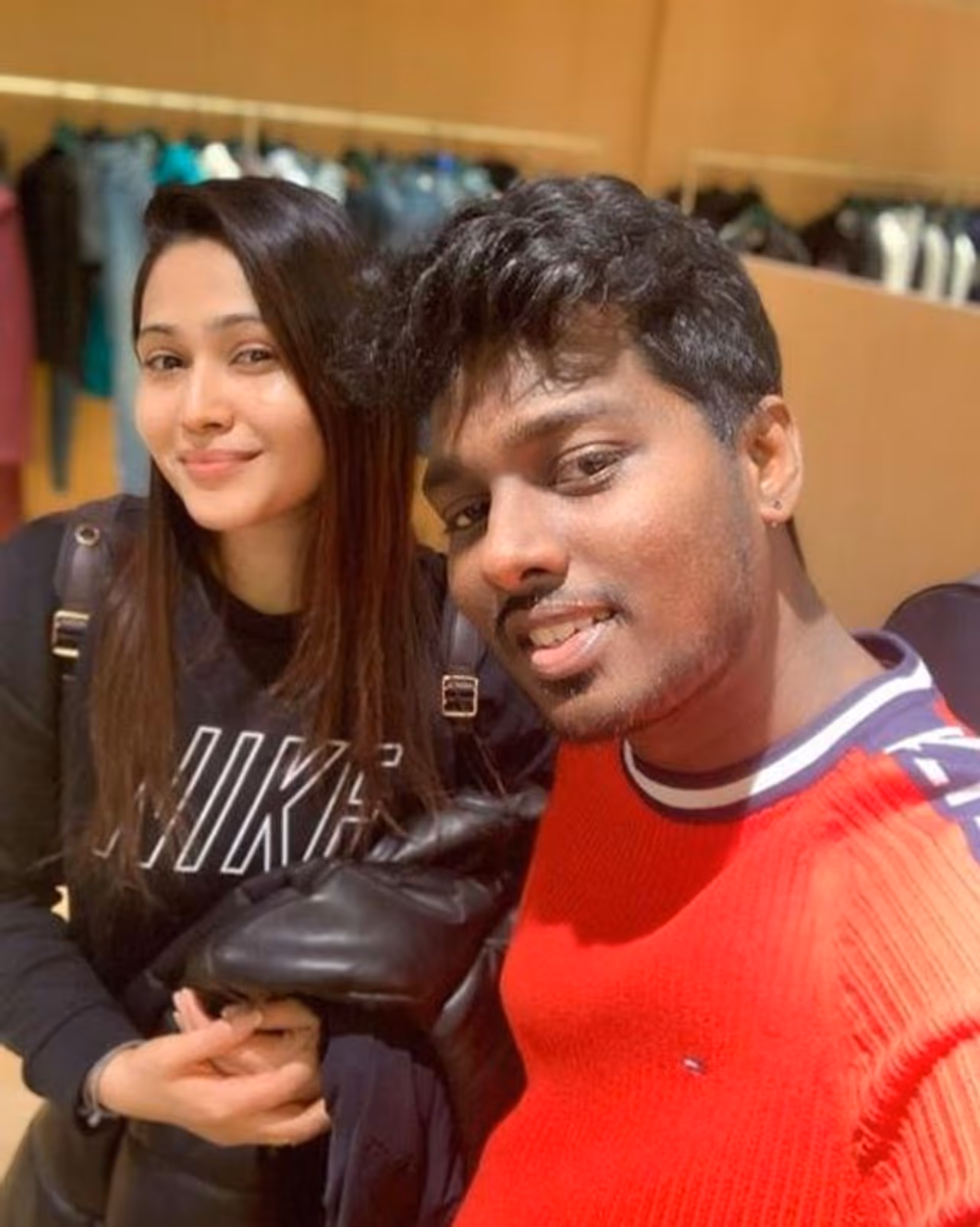 'ರಾಜ ರಾಣಿ' ಚಿತ್ರದ ಮೂಲಕ ನಿರ್ದೇಶಕನಕ್ಕೆ ಕಾಲಿಟ್ಟ ಅಟ್ಲೀ. 'ರಾಜ ರಾಣಿ' ಚಿತ್ರದ ಮೂಲಕ ನಿರ್ದೇಶಕನಕ್ಕೆ ಕಾಲಿಟ್ಟ ಅಟ್ಲೀ.