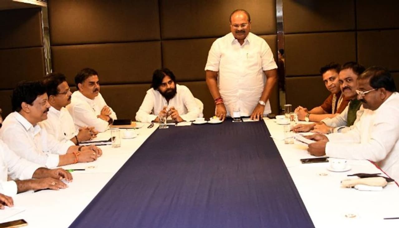 పవన్ కల్యాణ్ బిజెపితో పొత్తు పెట్టుకుంటారని చాలా కాలంగా ప్రచారం సాగుతోంది. అందువల్ల ఈ పొత్తు ఖరారు కావడం పెద్ద ఆశ్చర్యం కలిగించలేదు. జనసేనను విలీనం చేయాలని తాము అడిగినప్పటికీ పవన్ కల్యాణ్ అంగీకరించకపోవడంతో చివరకు పొత్తుకు బిజెపి సిద్ధపడింది. వైఎస్ జగన్ ను ఎదుర్కోవడానికి బిజెపికి అంతకు మించిన ప్రత్యామ్నాయం ఆంధ్రప్రదేశ్ రాష్ట్రంలో కనిపించలేదు