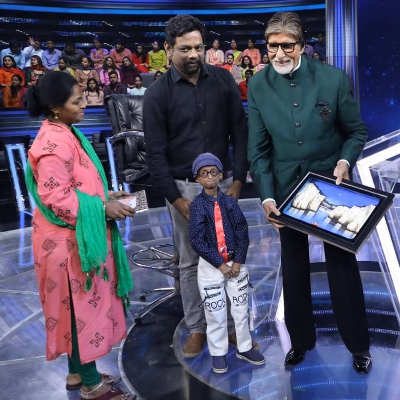 Shreyash, hailing from Jabalpur, Madhya Pradesh, who is suffering from Progeria, always hoped to meet Amitabh Bachchan. Shreyash, hailing from Jabalpur, Madhya Pradesh, who is suffering from Progeria, always hoped to meet Amitabh Bachchan.