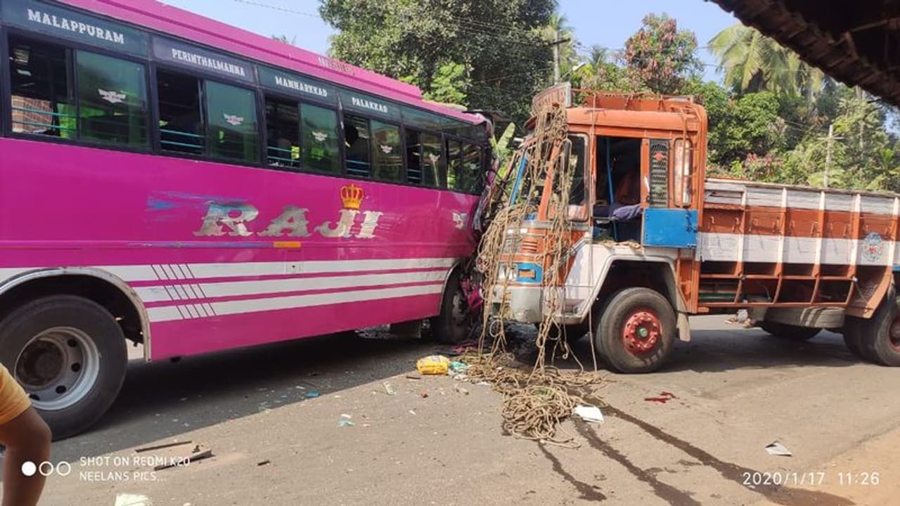 പാലക്കാട് നിന്നും കോഴിക്കോട് ഭാഗത്തേക്ക് പോവുകയായിരുന്ന രാജി എന്ന സ്വകാര്യ ബസാണ് അപകടത്തില്‍പ്പെട്ടത്.