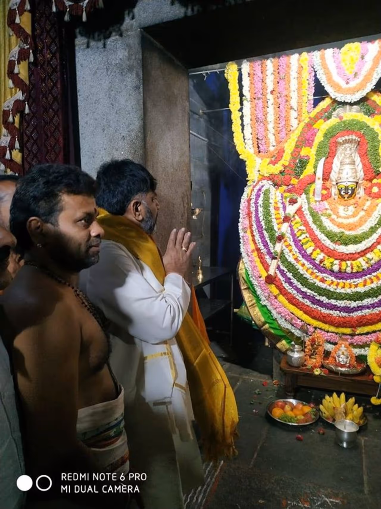 ಕರ್ನಾಟಕ ಪ್ರದೇಶ ಕಾಂಗ್ರೆಸ್ ಸಮಿತಿ(ಕೆಪಿಸಿಸಿ) ಅಧ್ಯಕ್ಷ ಸ್ಥಾನಕ್ಕೆ ಎದುರಾಗಿವ ಸಂಕಷ್ಟಗಳನ್ನು ನಿವಾರಿಸುವಂತೆ ಡಿಕೆಶಿ ದೇವರ ಮೊರೆ ಹೋಗಿದ್ದಾರೆ. ಕರ್ನಾಟಕ ಪ್ರದೇಶ ಕಾಂಗ್ರೆಸ್ ಸಮಿತಿ(ಕೆಪಿಸಿಸಿ) ಅಧ್ಯಕ್ಷ ಸ್ಥಾನಕ್ಕೆ ಎದುರಾಗಿವ ಸಂಕಷ್ಟಗಳನ್ನು ನಿವಾರಿಸುವಂತೆ ಡಿಕೆಶಿ ದೇವರ ಮೊರೆ ಹೋಗಿದ್ದಾರೆ.