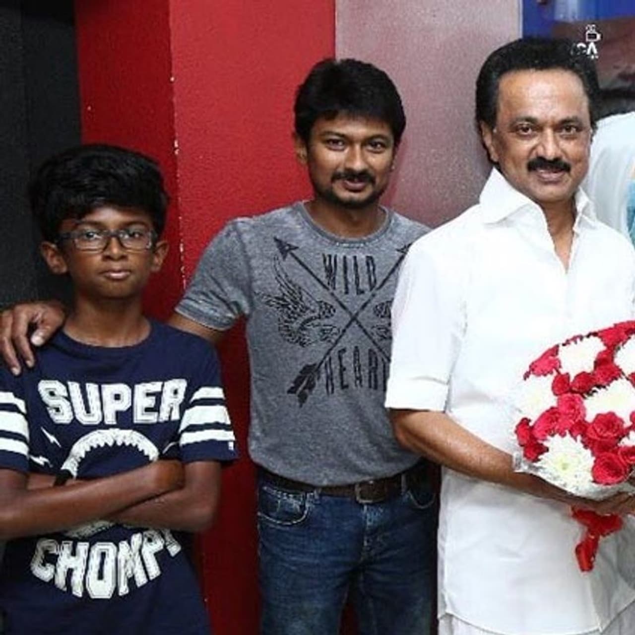 மகன் மற்றும் அப்பாவுடன் உதயநிதி