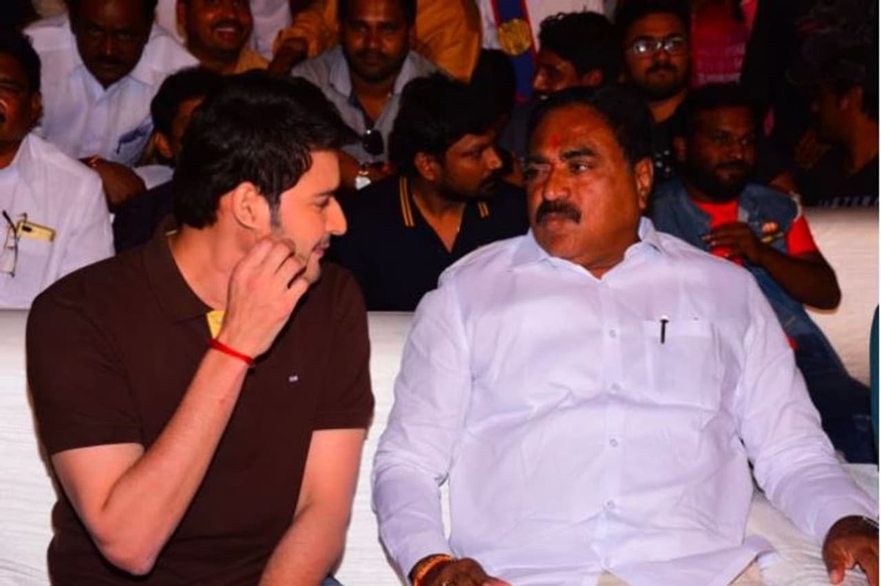 సరిలేరు నీకెవ్వరు సినిమా సక్సెస్ కార్యక్రమం ఎల్బీ స్టేడియంలో శుక్రవారం ఘనంగా జరిగింది. సరిలేరు నీకెవ్వరు సినిమా సక్సెస్ కార్యక్రమం ఎల్బీ స్టేడియంలో శుక్రవారం ఘనంగా జరిగింది.