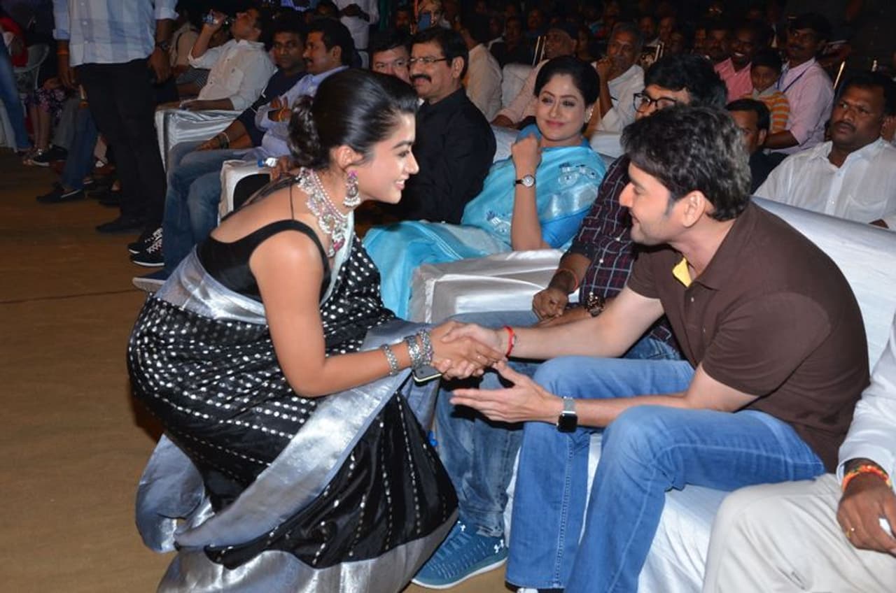 <p>ಕನ್ನಡ ಚಿತ್ರರಂಗದಲ್ಲಿ ಮಾತ್ರವಲ್ಲದೆ ಪರಭಾಷೆಯಲ್ಲೂ ಅಭಿನಯಿಸುತ್ತಾ ಸಿನಿ ವೀಕ್ಷಕರ ಪ್ರೀತಿ ಪಡೆದುಕೊಂಡಿರುವ ರಶ್ಮಿಕಾ ಮಂದಣ್ಣ.</p> <p>ಕನ್ನಡ ಚಿತ್ರರಂಗದಲ್ಲಿ ಮಾತ್ರವಲ್ಲದೆ ಪರಭಾಷೆಯಲ್ಲೂ ಅಭಿನಯಿಸುತ್ತಾ ಸಿನಿ ವೀಕ್ಷಕರ ಪ್ರೀತಿ ಪಡೆದುಕೊಂಡಿರುವ ರಶ್ಮಿಕಾ ಮಂದಣ್ಣ.</p>