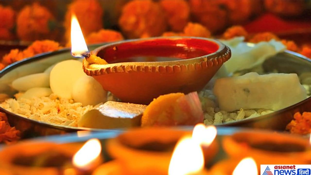 <p>ವಾಸ್ತವವಾಗಿ ದೀಪದ ಬೆಳಕಿನಲ್ಲಿ ಭಗವಂತನೆ ಇರುತ್ತಾನೆ ಮತ್ತು ಅಗ್ನಿ ಪಂಚ ತತ್ವಗಳಲ್ಲಿ ಒಂದು ಅಂಶ. ಇಂತಹ ಪರಿಸ್ಥಿತಿಯಲ್ಲಿ ದೇವರನ್ನು ಪೂಜಿಸುವಾಗ ದೀಪವನ್ನು ಹಚ್ಚುವುದ್ರಿಂದ ಎಲ್ಲಾ ತೊಂದರೆ, ದುಃಖ, ಕತ್ತಲೆ ದೂರ ಆಗುತ್ತದೆ.&nbsp;</p>