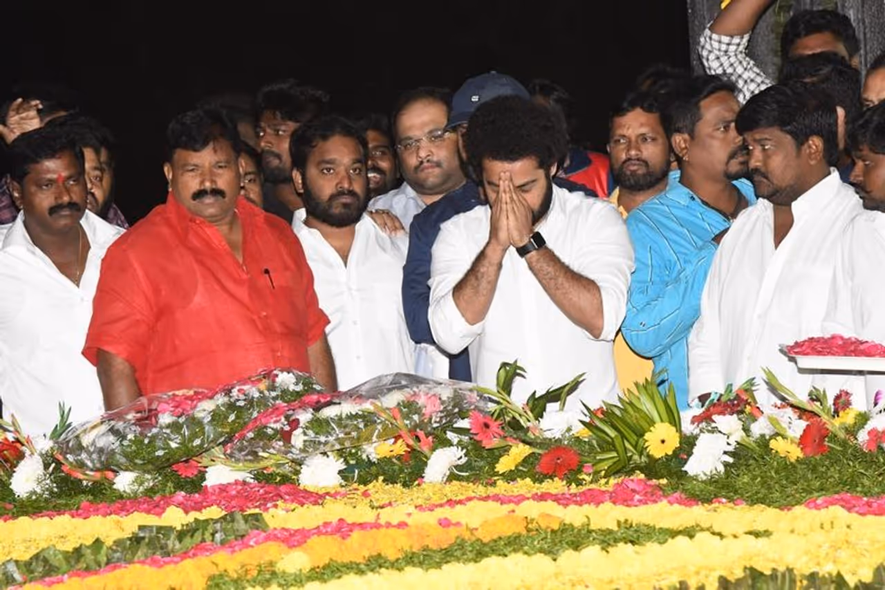 తెలుగుదేశం పార్టీ వ్యవస్థాపక అధ్యక్షుడు ఎన్టీఆర్ 24వ వర్ధంతి సందర్భంగా హైదరాబాద్ లోని ఆయన ఘాట్ వద్ద కుటుంబ సభ్యులు నివాళులు అర్పించారు. తెలుగుదేశం పార్టీ వ్యవస్థాపక అధ్యక్షుడు ఎన్టీఆర్ 24వ వర్ధంతి సందర్భంగా హైదరాబాద్ లోని ఆయన ఘాట్ వద్ద కుటుంబ సభ్యులు నివాళులు అర్పించారు.