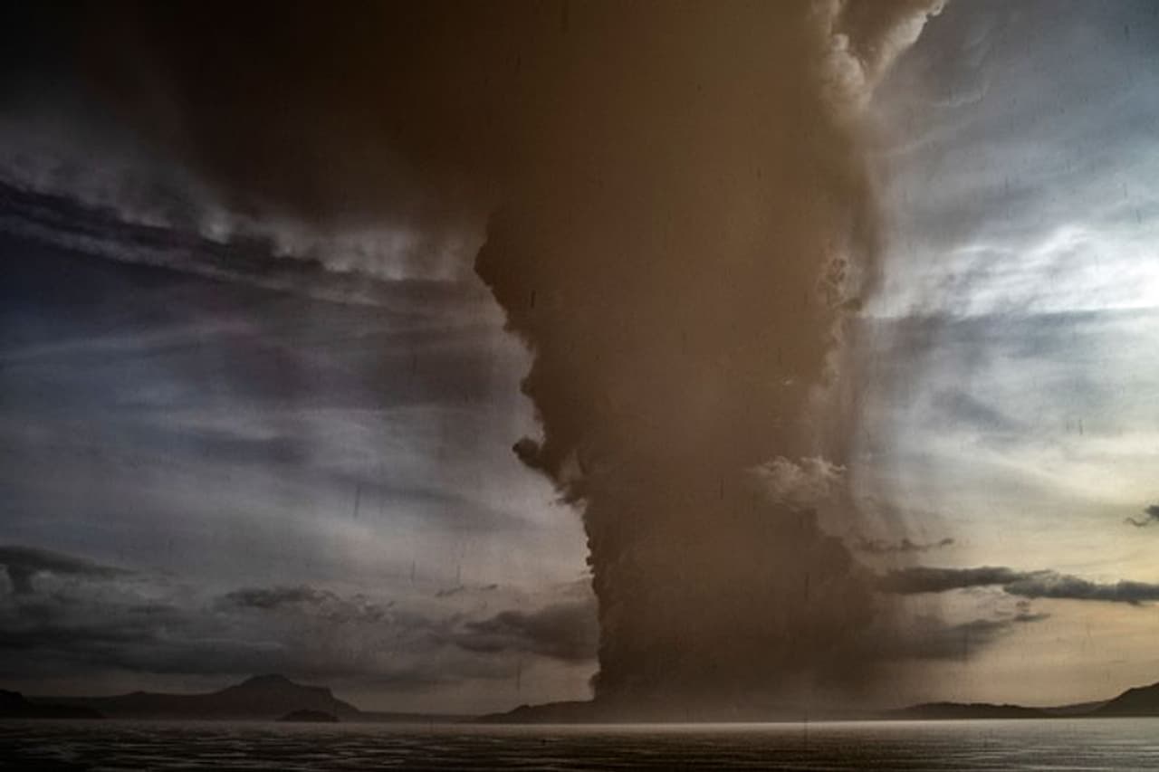 10,000 വര്ഷങ്ങളായി ഫിലിപ്പീന്സില് സജീവമായിരുന്ന അഗ്നിപര്വ്വതങ്ങള്, മനുഷ്യന് ചരിത്രം രേഖപ്പെടുത്താന് തുടങ്ങിയശേഷം മാത്രം ഏതാണ്ട് 600 ഓളം സ്ഫോടനങ്ങള് നടത്തിയതായി രേഖപ്പെടുത്തപ്പെട്ടിട്ടുണ്ട്. 10,000 വര്ഷങ്ങളായി ഫിലിപ്പീന്സില് സജീവമായിരുന്ന അഗ്നിപര്വ്വതങ്ങള്, മനുഷ്യന് ചരിത്രം രേഖപ്പെടുത്താന് തുടങ്ങിയശേഷം മാത്രം ഏതാണ്ട് 600 ഓളം സ്ഫോടനങ്ങള് നടത്തിയതായി രേഖപ്പെടുത്തപ്പെട്ടിട്ടുണ്ട്.