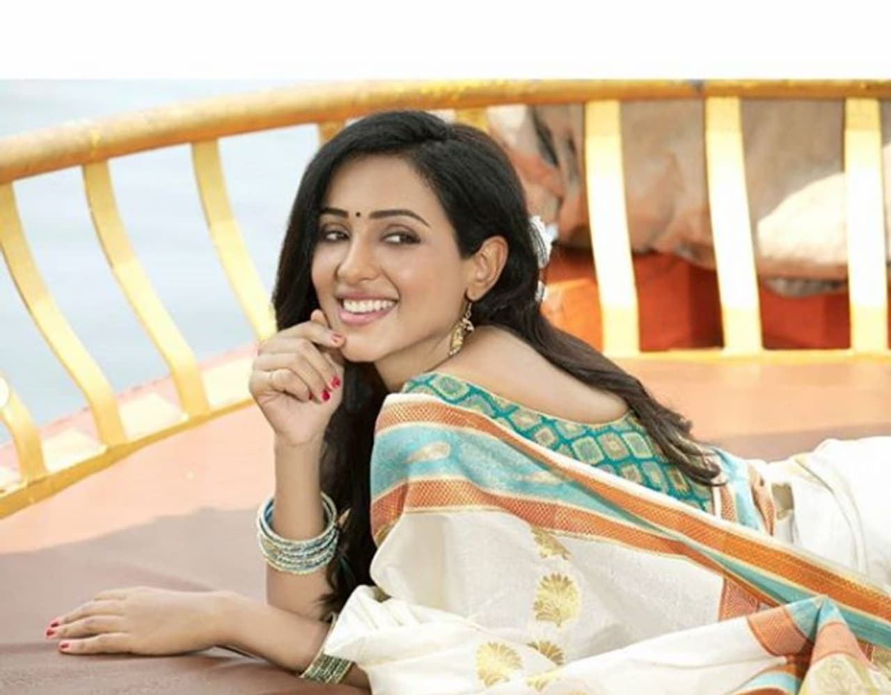 புடவையில் பேரழகு புடவையில் பேரழகு