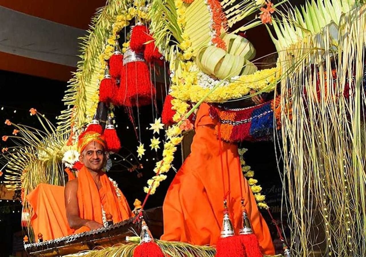 ತೆಂಗಿನ ಗರಿಗಳಿಂದ ವಿಶೇಷವಾಗಿ ಅಲಂಕರಿಸಿರುವ ಮೇನೆ ತೆಂಗಿನ ಗರಿಗಳಿಂದ ವಿಶೇಷವಾಗಿ ಅಲಂಕರಿಸಿರುವ ಮೇನೆ