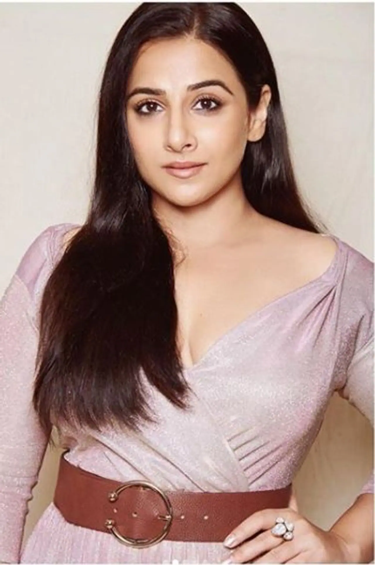 ವಿದ್ಯಾ ಬಾಲನ್ ಮೂಲತಃ ಚೆನ್ನೈ ಬೆಡಗಿ . 16 ನೇ ವಯಸ್ಸಿಗೆ ಏಕ್ತಾ ಕಪೂರ್ ನಿರ್ದೇಶನದ 'ಹಮ್ ಪಾಂಚಿ' ಚಿತ್ರದ ಮೂಲಕ ಬಣ್ಣದ ಲೋಕಕ್ಕೆ ರಾಧಿಕಾ ಅಗಿ ಪರಿಚಯವಾದರು. ವಿದ್ಯಾ ಬಾಲನ್ ಮೂಲತಃ ಚೆನ್ನೈ ಬೆಡಗಿ . 16 ನೇ ವಯಸ್ಸಿಗೆ ಏಕ್ತಾ ಕಪೂರ್ ನಿರ್ದೇಶನದ 'ಹಮ್ ಪಾಂಚಿ' ಚಿತ್ರದ ಮೂಲಕ ಬಣ್ಣದ ಲೋಕಕ್ಕೆ ರಾಧಿಕಾ ಅಗಿ ಪರಿಚಯವಾದರು.