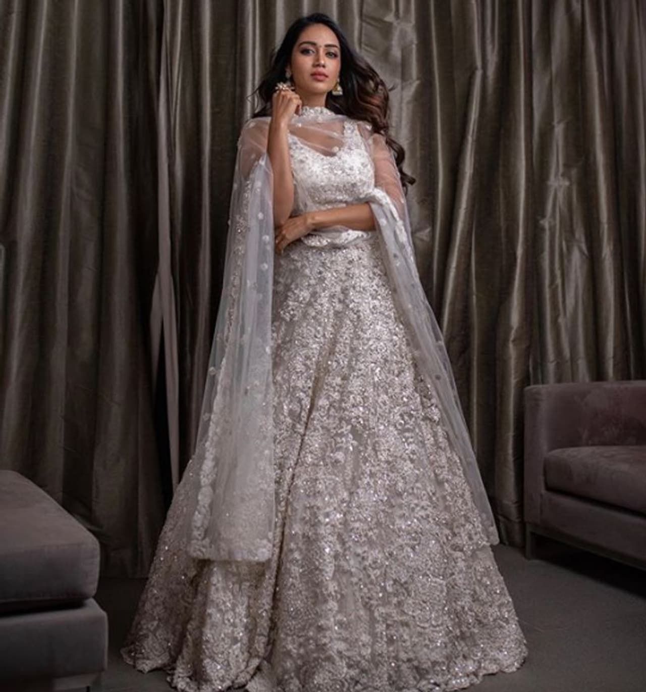 ஜொலிஜொலிக்கும் வெள்ளி சிலையோ? ஜொலிஜொலிக்கும் வெள்ளி சிலையோ?