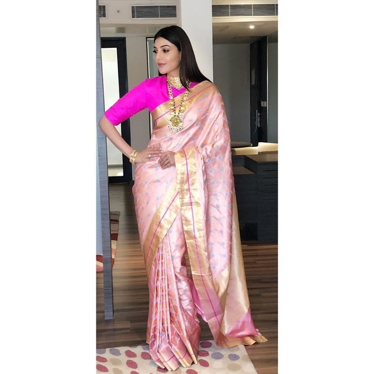 <p>ದಕ್ಷಿಣ ಭಾರತದ ಬಹುಬೇಡಿಕೆಯ ನಟಿ ಕಾಜಲ್ ಅಗರ್ವಾಲ್ ಮದುವೆಯಾಗುತ್ತಿದ್ದಾರೆ. ಹೌದು ಅವರೇ ಈ ಸುದ್ದಿಯನ್ನು ಸ್ಪಷ್ಟಪಡಿಸಿದ್ದಾರೆ. ಹಾಗಾದರೆ ಕಾಜಲ್ ಮನಗೆದ್ದ ಹುಡುಗ ಯಾರು?</p> <p>ದಕ್ಷಿಣ ಭಾರತದ ಬಹುಬೇಡಿಕೆಯ ನಟಿ ಕಾಜಲ್ ಅಗರ್ವಾಲ್ ಮದುವೆಯಾಗುತ್ತಿದ್ದಾರೆ. ಹೌದು ಅವರೇ ಈ ಸುದ್ದಿಯನ್ನು ಸ್ಪಷ್ಟಪಡಿಸಿದ್ದಾರೆ. ಹಾಗಾದರೆ ಕಾಜಲ್ ಮನಗೆದ್ದ ಹುಡುಗ ಯಾರು?</p>