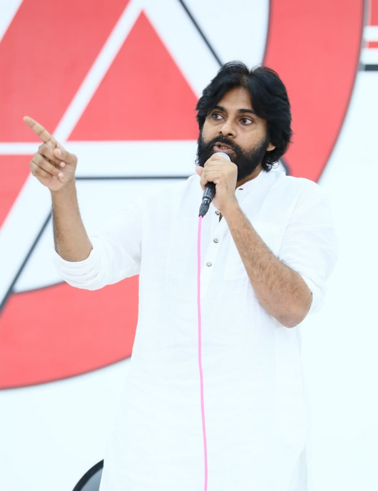 అమరావతి: జనసేన అధినేతగా స్వేచ్ఛగా రాజకీయ కార్యాచరణకు దిగిన పవన్ కల్యాణ్ కు ఇప్పుడు ఆ పరిస్థితి కొరవడింది. బిజెపితో పొత్తు పెట్టుకున్న తర్వాత ఆయన తనంత తానుగా కార్యాచరణకు దిగి ముందుకు వెళ్లే పరిస్థితి కనిపించడం లేదు. ఏది చేయాలన్నా ఆయన బిజెపితో సమన్వయం చేసుకోవాల్సిన పరిస్థితిలో పడ్డారు. అమరావతి: జనసేన అధినేతగా స్వేచ్ఛగా రాజకీయ కార్యాచరణకు దిగిన పవన్ కల్యాణ్ కు ఇప్పుడు ఆ పరిస్థితి కొరవడింది. బిజెపితో పొత్తు పెట్టుకున్న తర్వాత ఆయన తనంత తానుగా కార్యాచరణకు దిగి ముందుకు వెళ్లే పరిస్థితి కనిపించడం లేదు. ఏది చేయాలన్నా ఆయన బిజెపితో సమన్వయం చేసుకోవాల్సిన పరిస్థితిలో పడ్డారు.