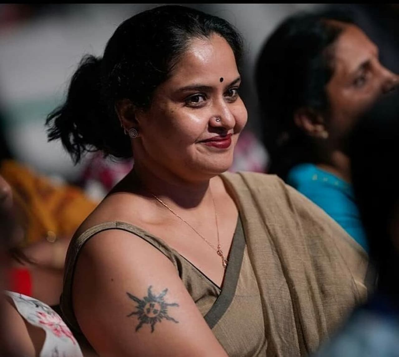 ఎంగేజ్ లోనే తన వయసుకి సమానంగా ఉండే హీరో, హీరోయిన్లకు తల్లిగా నటించి మెప్పించింది నటి ప్రగతి. ఎంగేజ్ లోనే తన వయసుకి సమానంగా ఉండే హీరో, హీరోయిన్లకు తల్లిగా నటించి మెప్పించింది నటి ప్రగతి.