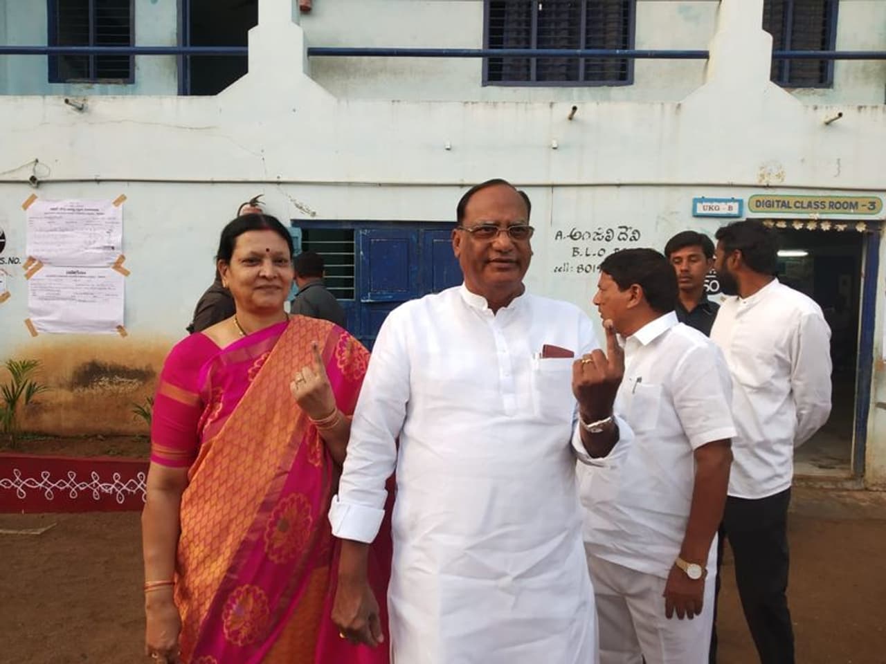 కొంపల్లి జిల్లా పరిషత్ ప్రభుత్వ పాఠశాల లో ఓటు హక్క వినియోగించుకున్న గుత్తా సుఖేందర్ రెడ్డి.. మండలి ఛైర్మన్ కొంపల్లి జిల్లా పరిషత్ ప్రభుత్వ పాఠశాల లో ఓటు హక్క వినియోగించుకున్న గుత్తా సుఖేందర్ రెడ్డి.. మండలి ఛైర్మన్