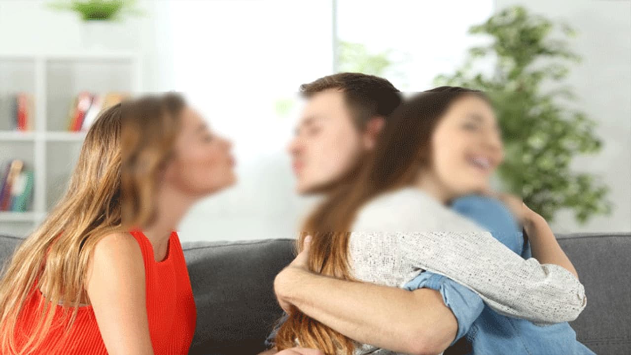 శోభన్ బాబు హీరోగా నటించిన ‘ఏమండీ ఆవిడొచ్చింది’ సినిమా మీరందరూ చూసే ఉంటారు. అందులో హీరోకి ఇద్దరు భార్యలు. తల్లి కోసం ఒకరిని.. తండ్రి కోసం మరొకిరి మెడలో తాళి కడతాడు. ఇద్దరితో ఎలాంటి ఇబ్బందీ కలగకుండా ఉండేందుకు మూడు రోజులు మొదటి భార్యతో... మరో మూడు రోజులు ఇంకో భార్యతో గడిపేస్తాడు. మిగిలిన ఆదివారం తల్లిదండ్రులతో కడిపేస్తాడు. ఆ సినిమా సూపర్ హిట్ అయ్యి కలెక్షన్లు రాబట్టింది. శోభన్ బాబు హీరోగా నటించిన ‘ఏమండీ ఆవిడొచ్చింది’ సినిమా మీరందరూ చూసే ఉంటారు. అందులో హీరోకి ఇద్దరు భార్యలు. తల్లి కోసం ఒకరిని.. తండ్రి కోసం మరొకిరి మెడలో తాళి కడతాడు. ఇద్దరితో ఎలాంటి ఇబ్బందీ కలగకుండా ఉండేందుకు మూడు రోజులు మొదటి భార్యతో... మరో మూడు రోజులు ఇంకో భార్యతో గడిపేస్తాడు. మిగిలిన ఆదివారం తల్లిదండ్రులతో కడిపేస్తాడు. ఆ సినిమా సూపర్ హిట్ అయ్యి కలెక్షన్లు రాబట్టింది.