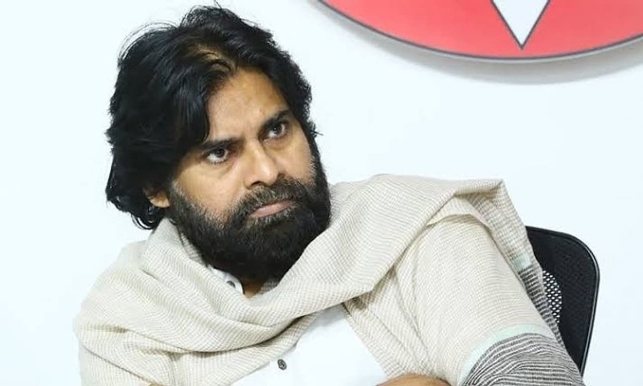 <p><br />చాలా కాలంగా పవన్, వర్మ మధ్య పచ్చ గడ్డి వేస్తే భగ్గు మంటోంది. పవన్ ఏ కామెంట్ చేయకపోయినా వర్మ మాత్రం ట్విట్టర్ లో ఆయన పై ఏదో విధమైన కామెంట్స్ పాస్ చేస్తూనే ఉన్నారు. </p> <p><br />చాలా కాలంగా పవన్, వర్మ మధ్య పచ్చ గడ్డి వేస్తే భగ్గు మంటోంది. పవన్ ఏ కామెంట్ చేయకపోయినా వర్మ మాత్రం ట్విట్టర్ లో ఆయన పై ఏదో విధమైన కామెంట్స్ పాస్ చేస్తూనే ఉన్నారు. </p>