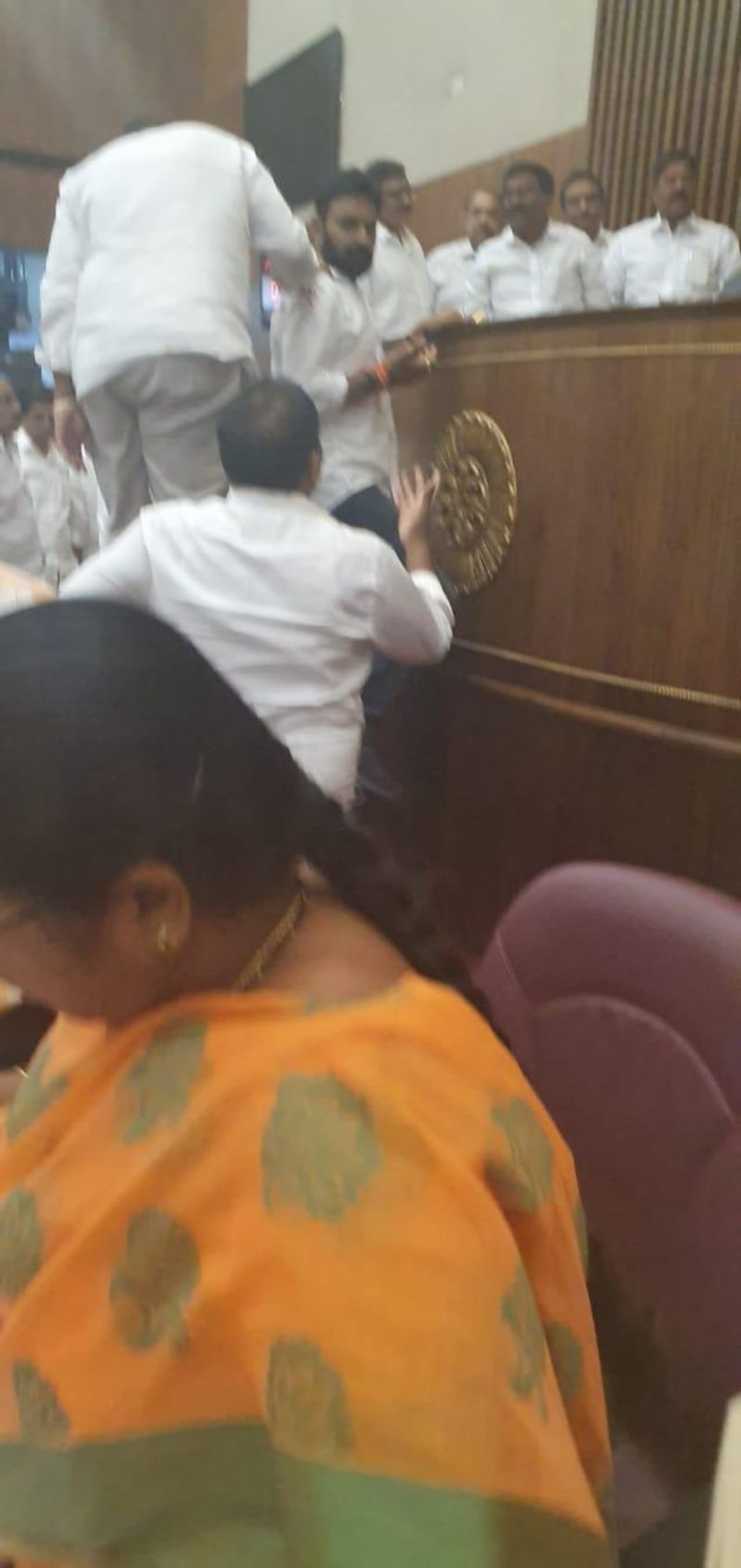 శాసన మండలి ఛైర్మన్ పోడియంపైకి ఎక్కిన మంత్రి కొడాలి నాని శాసన మండలి ఛైర్మన్ పోడియంపైకి ఎక్కిన మంత్రి కొడాలి నాని