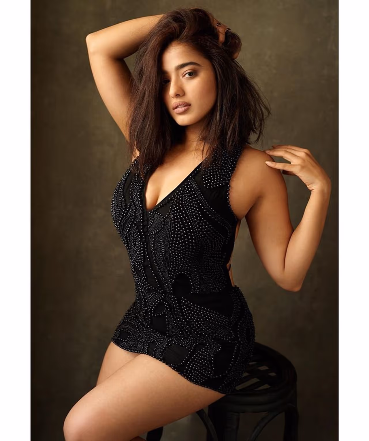 ఇన్స్టాగ్రామ్ రెగ్యులర్ గా ఫాలో అయ్యే జనాలకి మోడల్ కేతికా శర్మఅంటే తెలియకుండా ఉండదు. రొమాంటిక్ సినిమా ద్వారా ఇండస్ట్రీకి పరిచయం కాబోతున్న ఈ బేబీ గ్లామర్ డోస్ తో ఇప్పటికే బాగా క్రేజ్ అందుకుంది. ఇన్స్టాగ్రామ్ రెగ్యులర్ గా ఫాలో అయ్యే జనాలకి మోడల్ కేతికా శర్మఅంటే తెలియకుండా ఉండదు. రొమాంటిక్ సినిమా ద్వారా ఇండస్ట్రీకి పరిచయం కాబోతున్న ఈ బేబీ గ్లామర్ డోస్ తో ఇప్పటికే బాగా క్రేజ్ అందుకుంది.