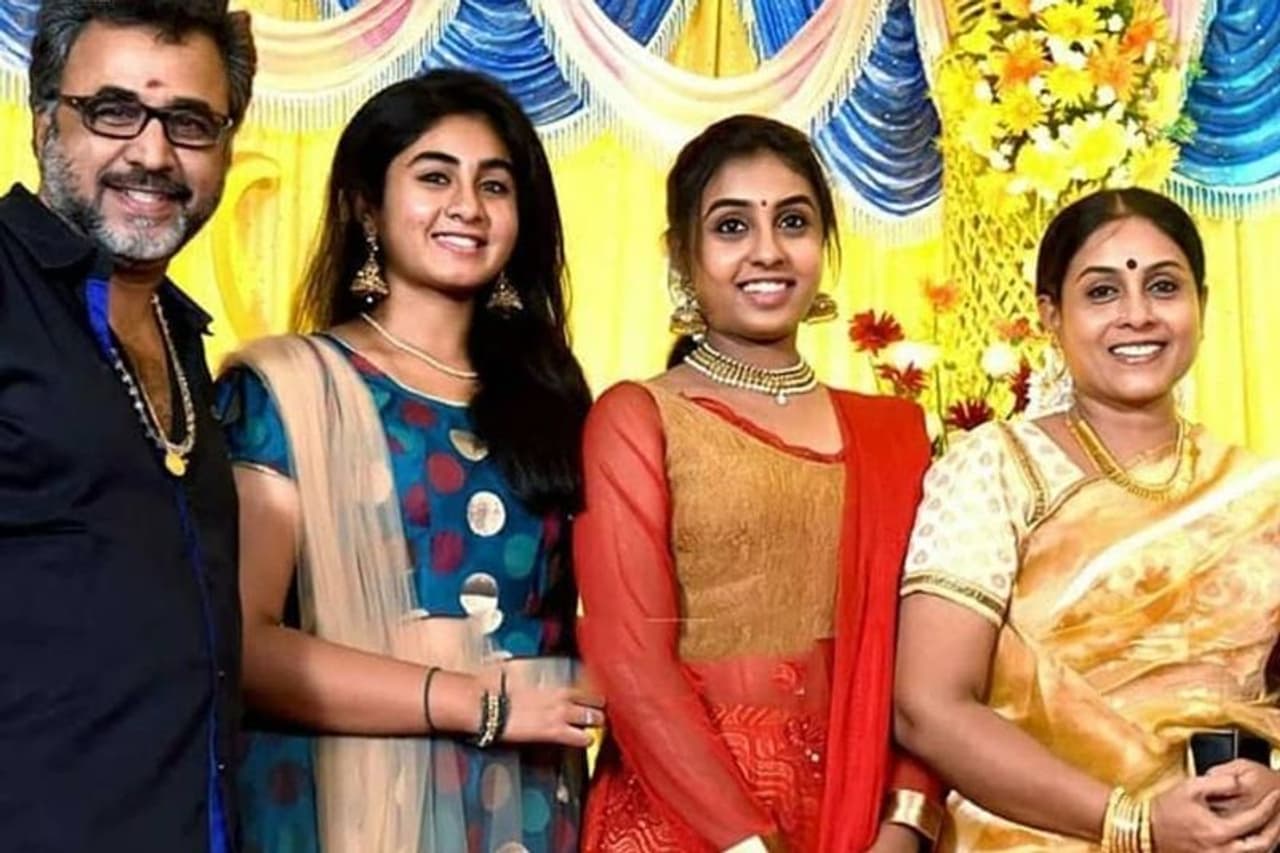 குடும்பத்துடன் சரண்யா பொன்வண்ணன் குடும்பத்துடன் சரண்யா பொன்வண்ணன்