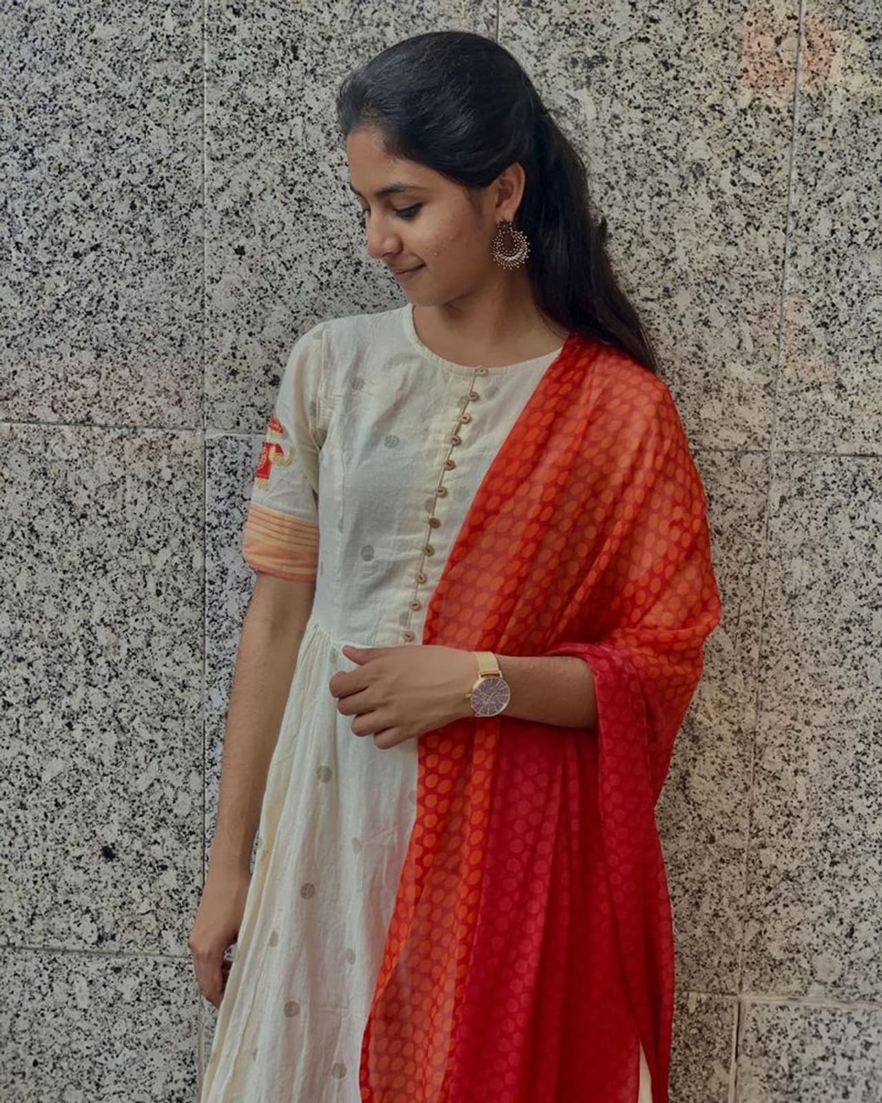 சுடிதாரில் அழகாக போஸ் கொடுக்கும் ஹேசல் ஷைனி