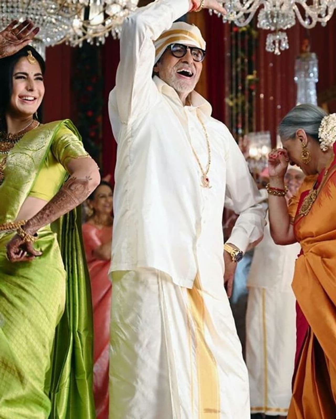 బాలీవుడ్ స్టార్ హీరోయిన్ కత్రినా కైఫ్ వివాహం అంగరంగవైభవంగా జరిగింది. ఈ పెళ్లికి సినిమా ఇండస్ట్రీకి చెందిన అగ్ర తారలు హాజరయ్యారు. అదేంటి.. కత్రినాకి వివాహం ఎప్పుడు జరిగిందని అనుకుంటున్నారా..?పెళ్లైతే జరిగింది కానీ అది నిజమైన వివాహం కాదు. బాలీవుడ్ స్టార్ హీరోయిన్ కత్రినా కైఫ్ వివాహం అంగరంగవైభవంగా జరిగింది. ఈ పెళ్లికి సినిమా ఇండస్ట్రీకి చెందిన అగ్ర తారలు హాజరయ్యారు. అదేంటి.. కత్రినాకి వివాహం ఎప్పుడు జరిగిందని అనుకుంటున్నారా..?పెళ్లైతే జరిగింది కానీ అది నిజమైన వివాహం కాదు.