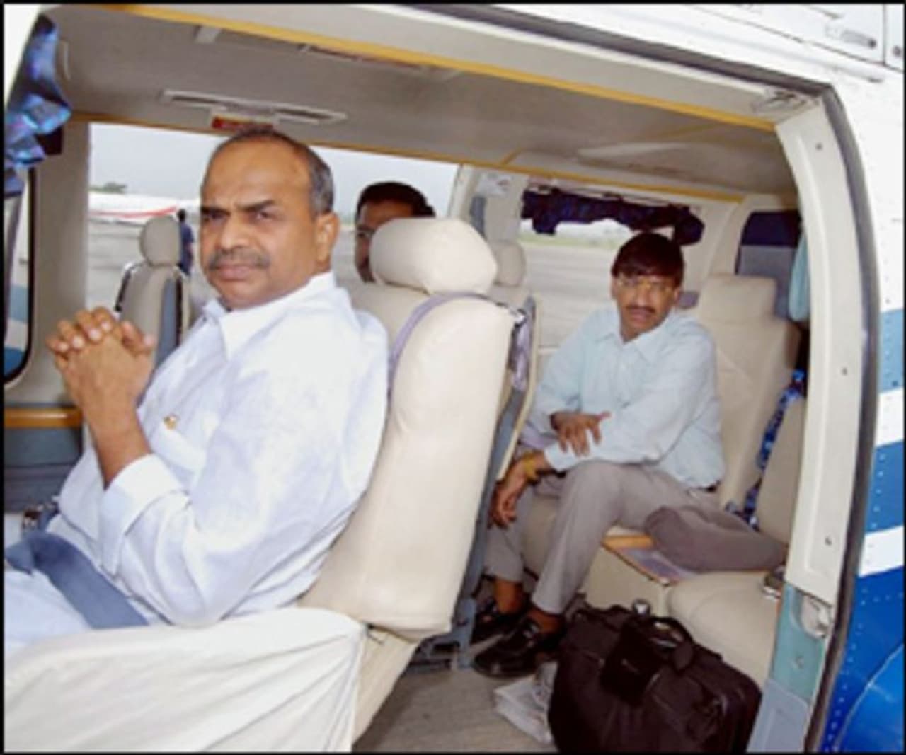 <p>ఎంత మంది ఉన్నా కూడ రాఘవరెడ్డి వచ్చినట్టుగా సమాచారం అందిస్తే ఐదు నిమిషాల్లో వైఎస్ఆర్ రాఘవరెడ్డిని కలిసేవాడు. కాంగ్రెస్ పార్టీ అధికారంలో ఉన్న సమయంలో రాఘవరెడ్డి టీఆర్ఎస్ లో చేరారు. </p> <p>ఎంత మంది ఉన్నా కూడ రాఘవరెడ్డి వచ్చినట్టుగా సమాచారం అందిస్తే ఐదు నిమిషాల్లో వైఎస్ఆర్ రాఘవరెడ్డిని కలిసేవాడు. కాంగ్రెస్ పార్టీ అధికారంలో ఉన్న సమయంలో రాఘవరెడ్డి టీఆర్ఎస్ లో చేరారు. </p>